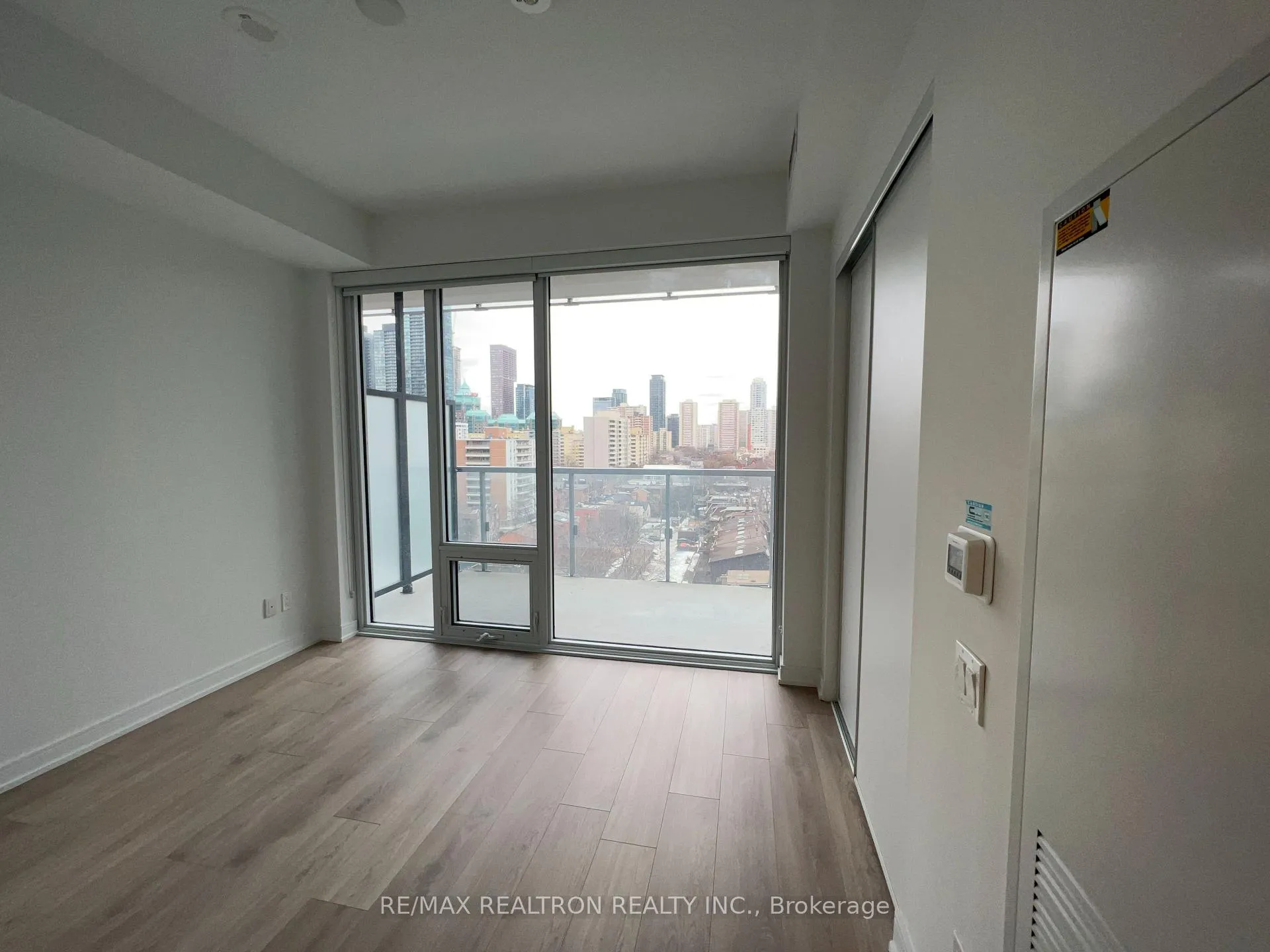 Photo 5 of Unit 1007, 3 Gloucester Street, Toronto, Church-Yonge Corridor — HOMEH