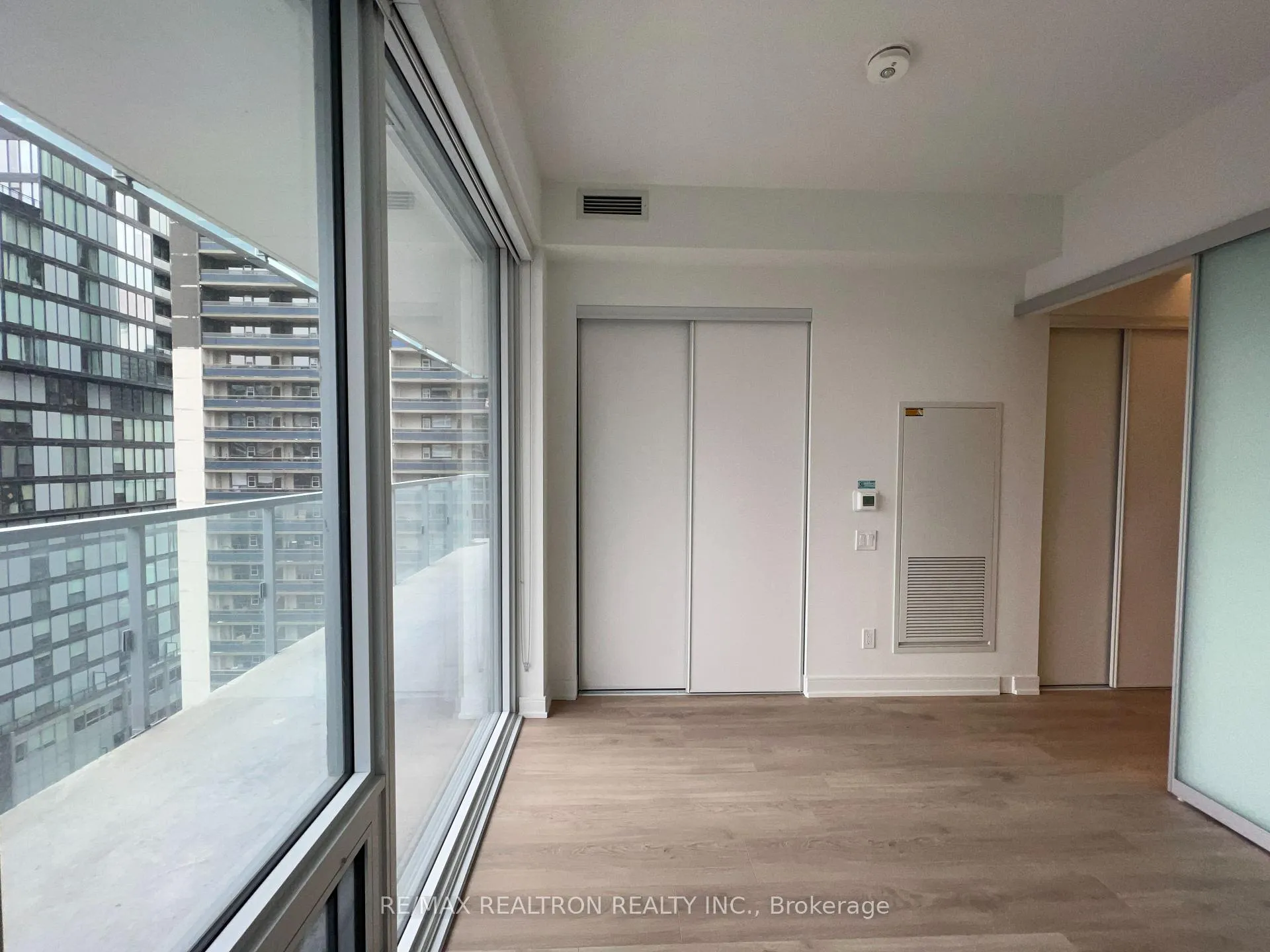 Photo 6 of Unit 1007, 3 Gloucester Street, Toronto, Church-Yonge Corridor — HOMEH