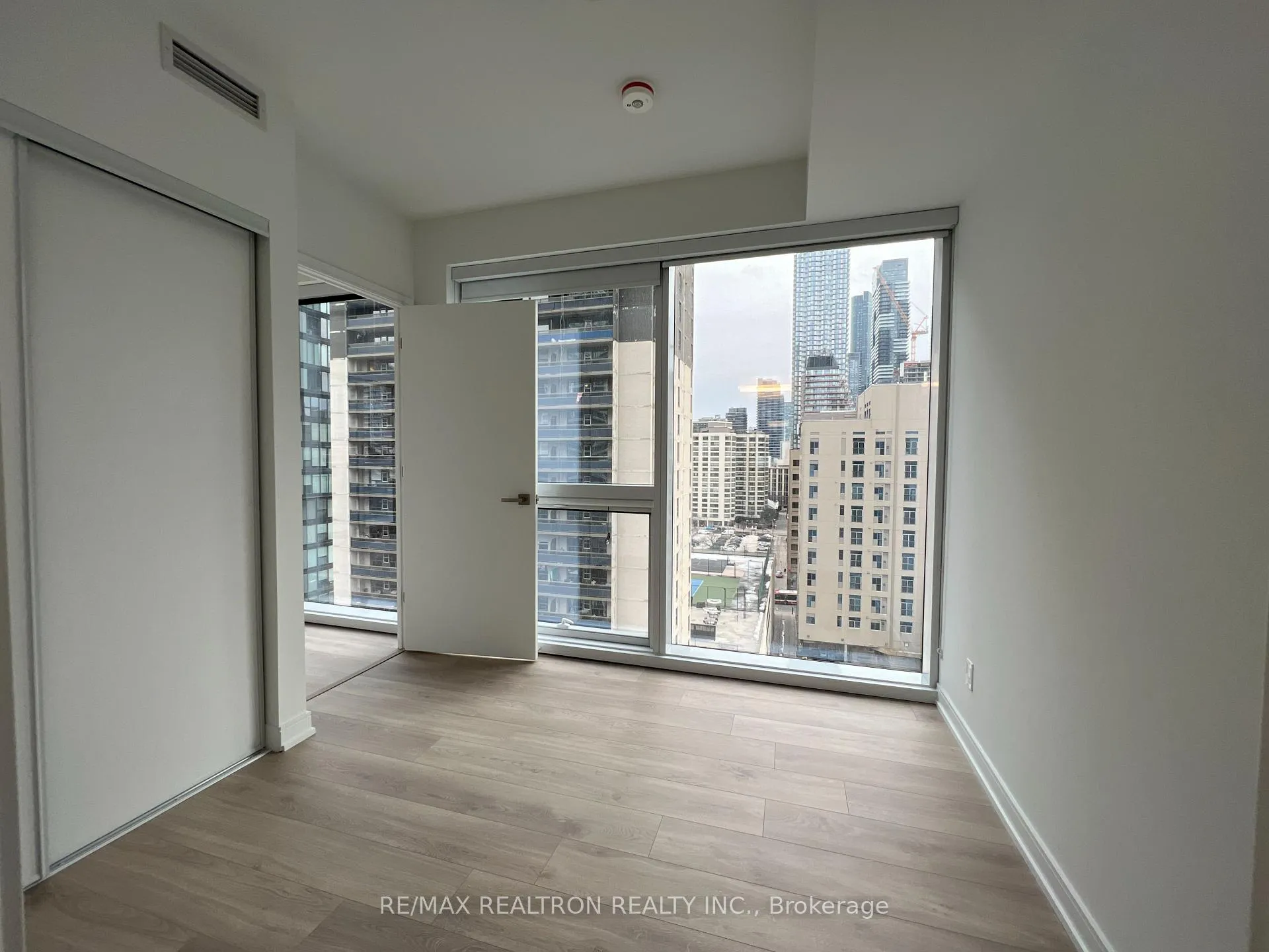 Photo 12 of Unit 1007, 3 Gloucester Street, Toronto, Church-Yonge Corridor — HOMEH