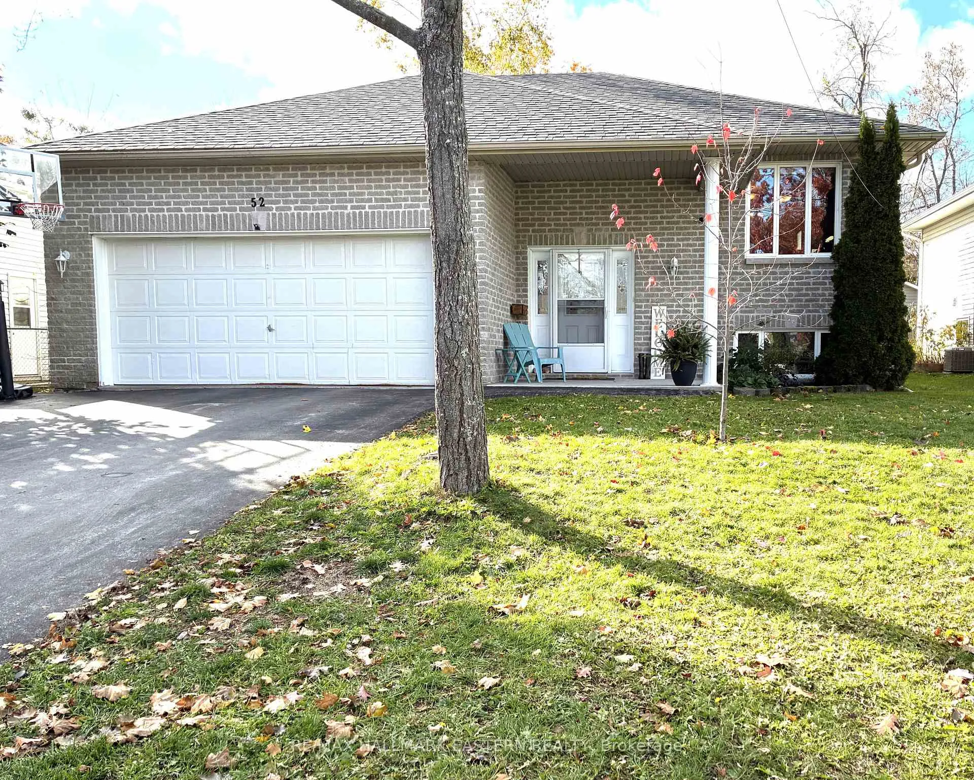 Photo 3 of 52 Birch Crescent, Kawartha Lakes, Bobcaygeon — HOMEH