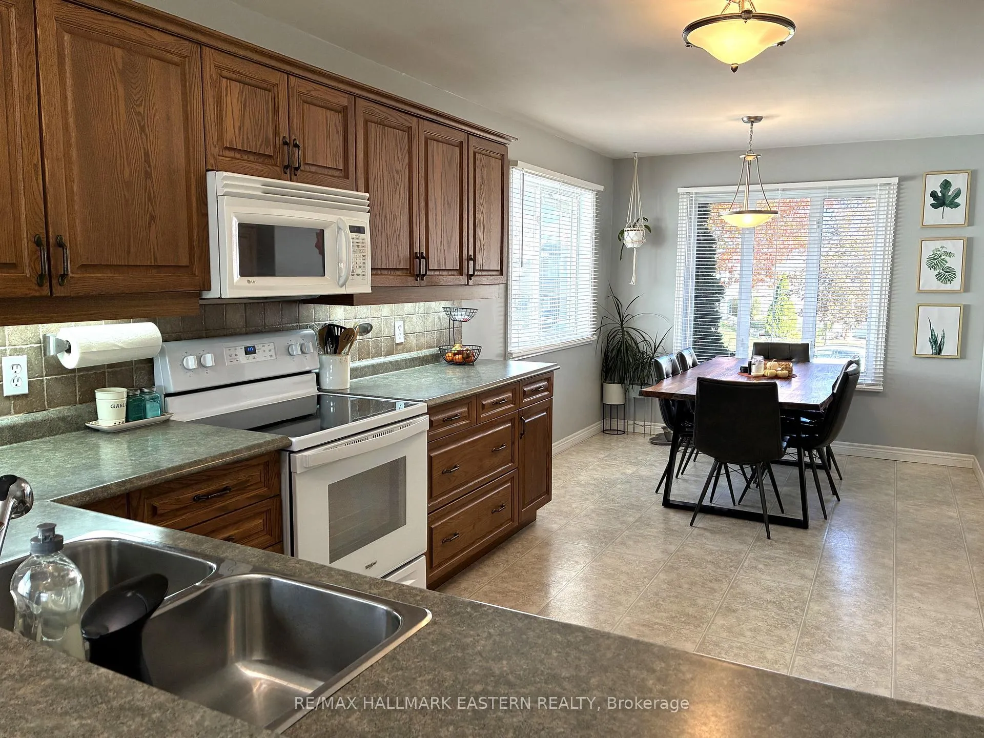 Photo 12 of 52 Birch Crescent, Kawartha Lakes, Bobcaygeon — HOMEH