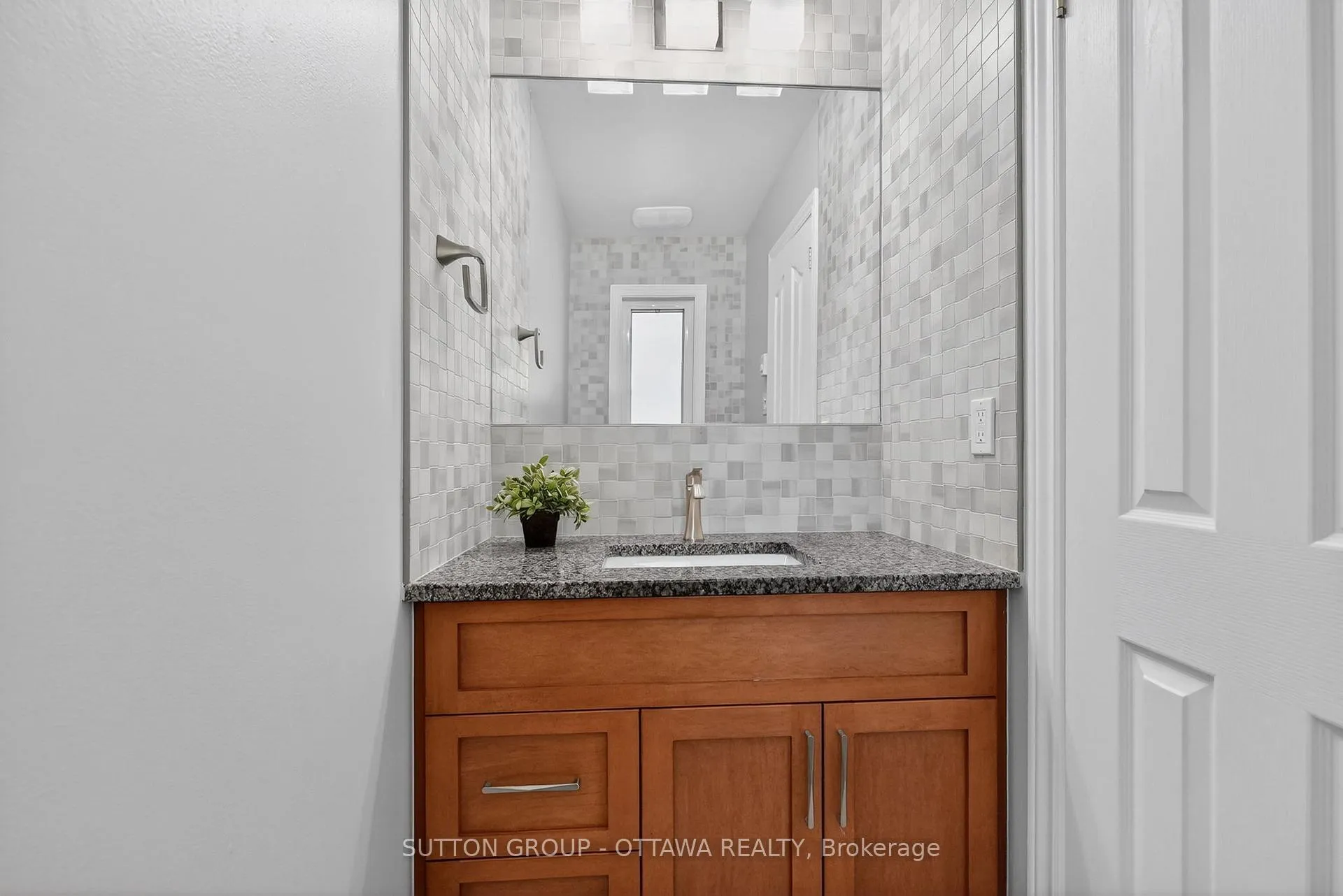Photo 15 of 1530 Mimosa Avenue, Ottawa, Riverview Park — HOMEH