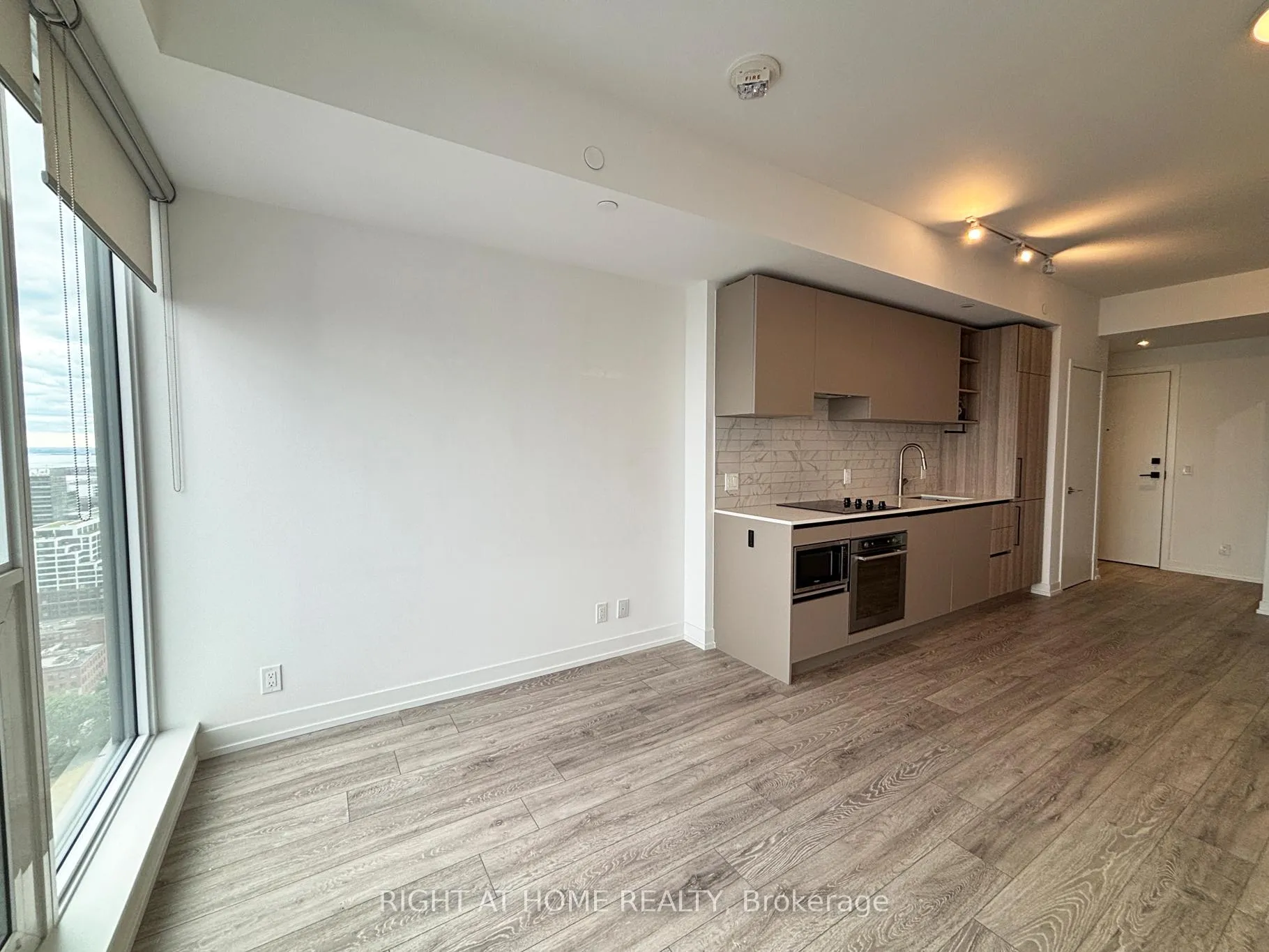 Photo 3 of Unit 3701, 55 Mercer Street, Toronto, Waterfront Communities — HOMEH