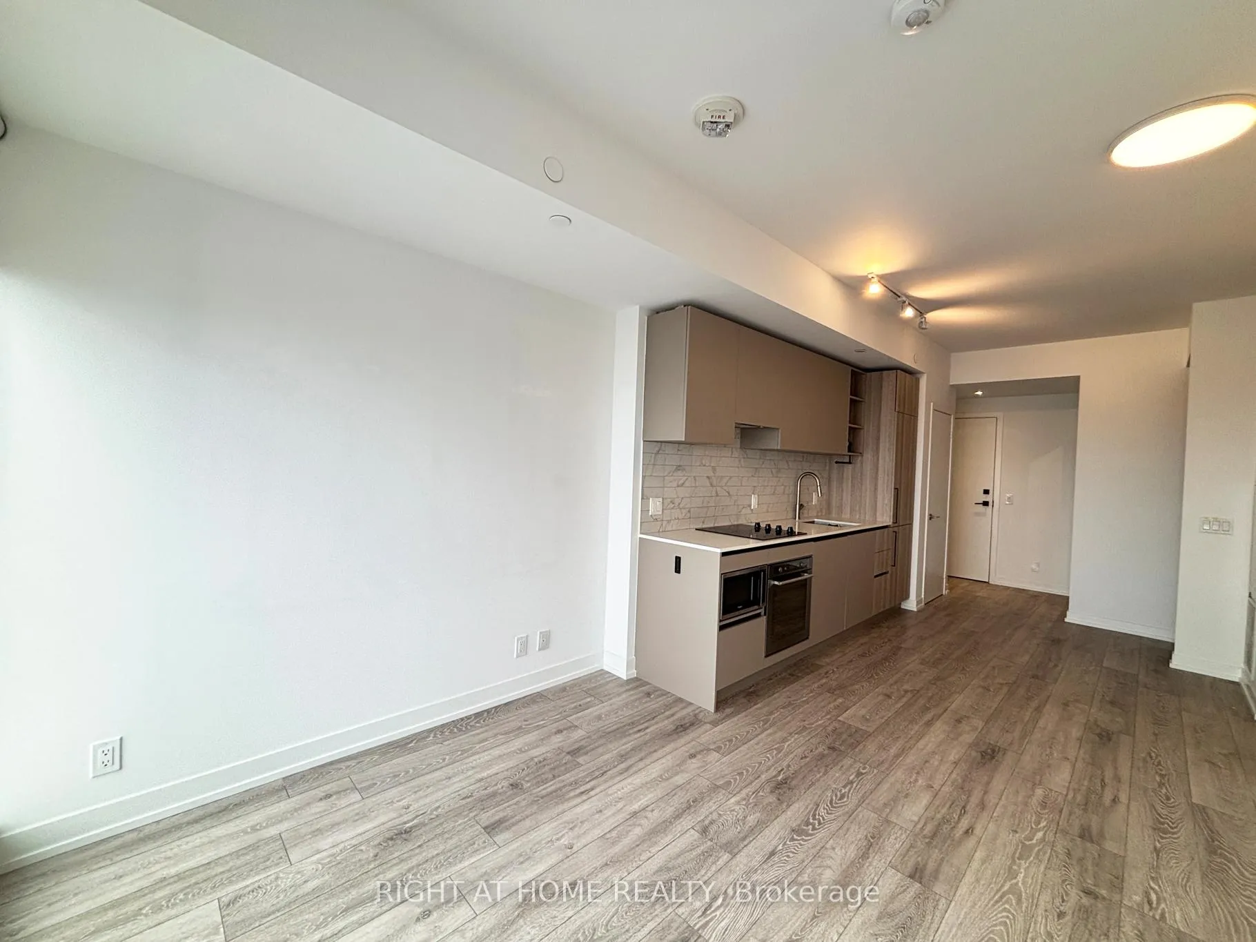 Photo 4 of Unit 3701, 55 Mercer Street, Toronto, Waterfront Communities — HOMEH