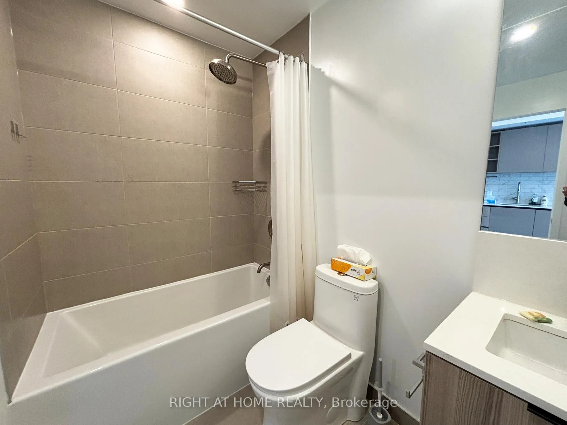 Photo 6 of Unit 3701, 55 Mercer Street, Toronto, Waterfront Communities — HOMEH