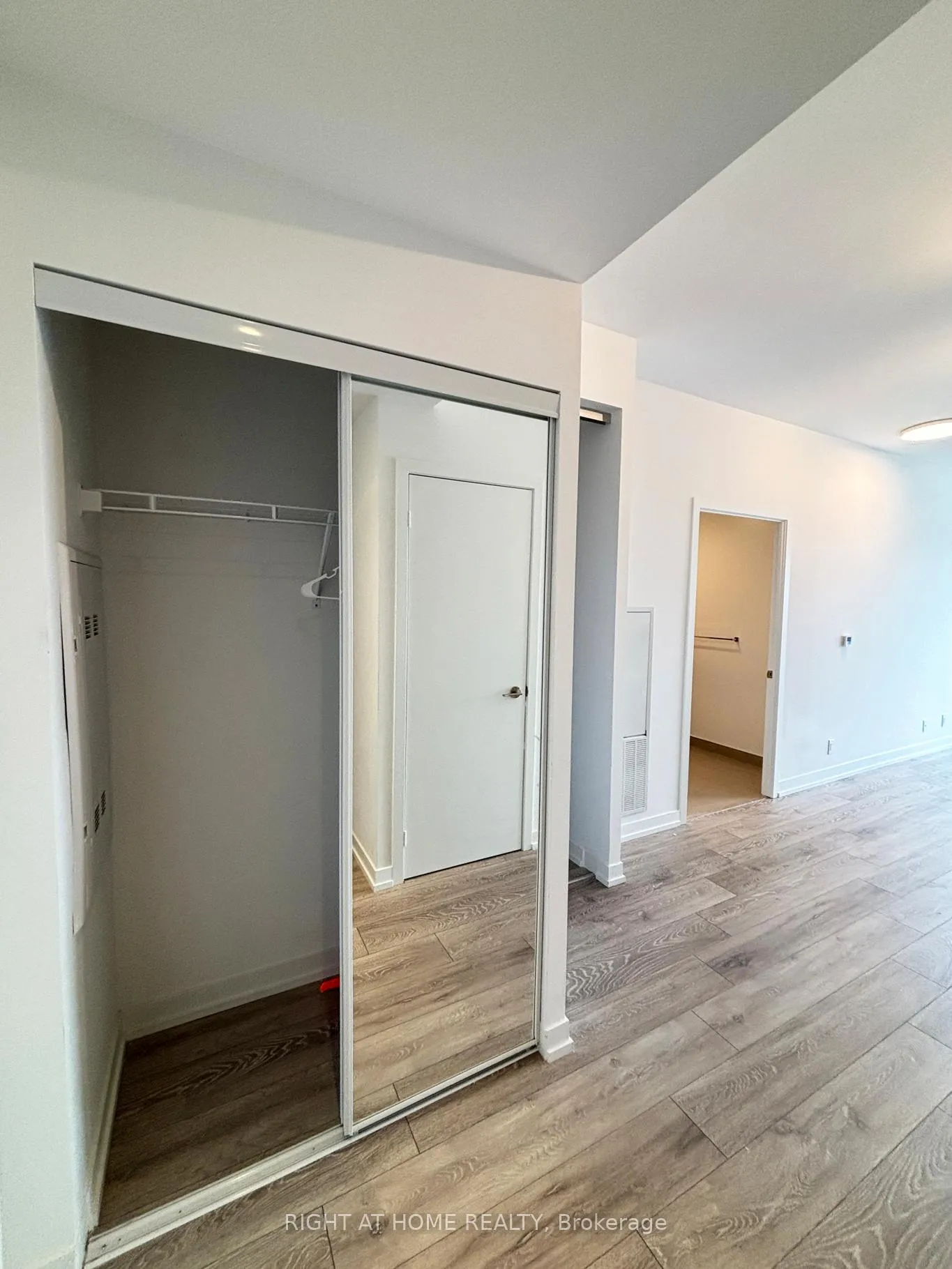 Photo 9 of Unit 3701, 55 Mercer Street, Toronto, Waterfront Communities — HOMEH