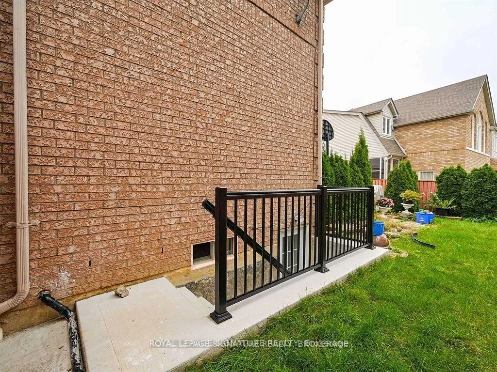 Photo 3 of Unit Basement, 5955 Leeside Crescent, Mississauga, Central Erin Mills — HOMEH