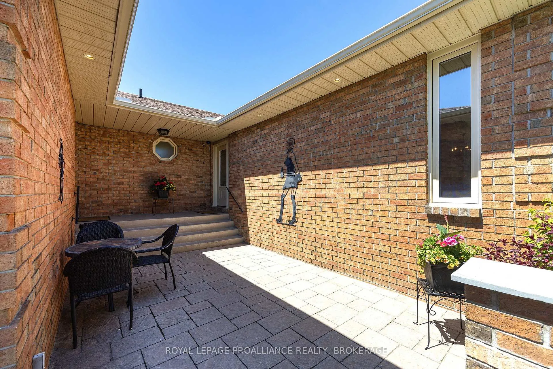 Photo 3 of 1423 Cottsmere Court, Kingston, City North of 401 — HOMEH