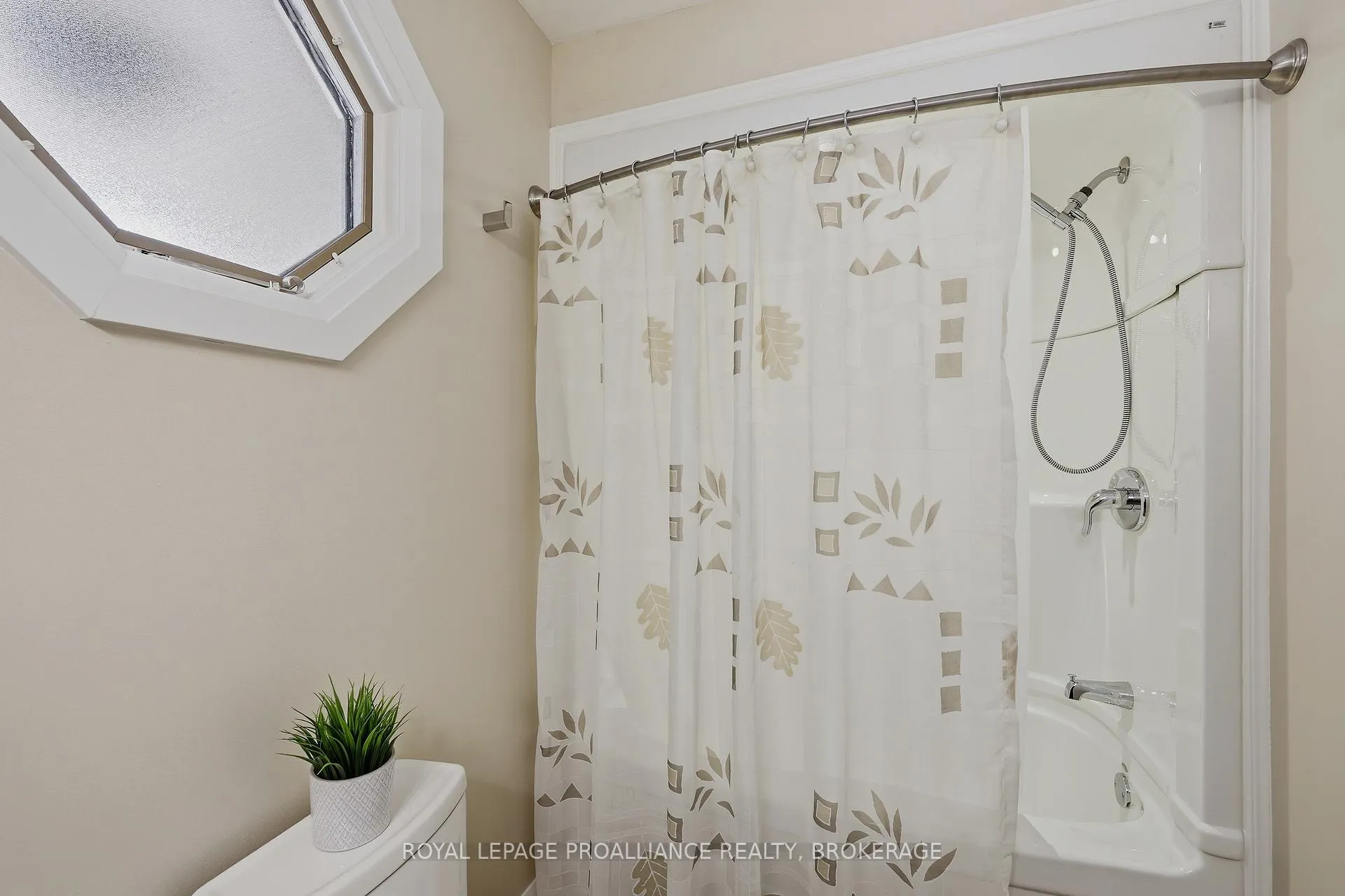 Photo 16 of 1423 Cottsmere Court, Kingston, City North of 401 — HOMEH