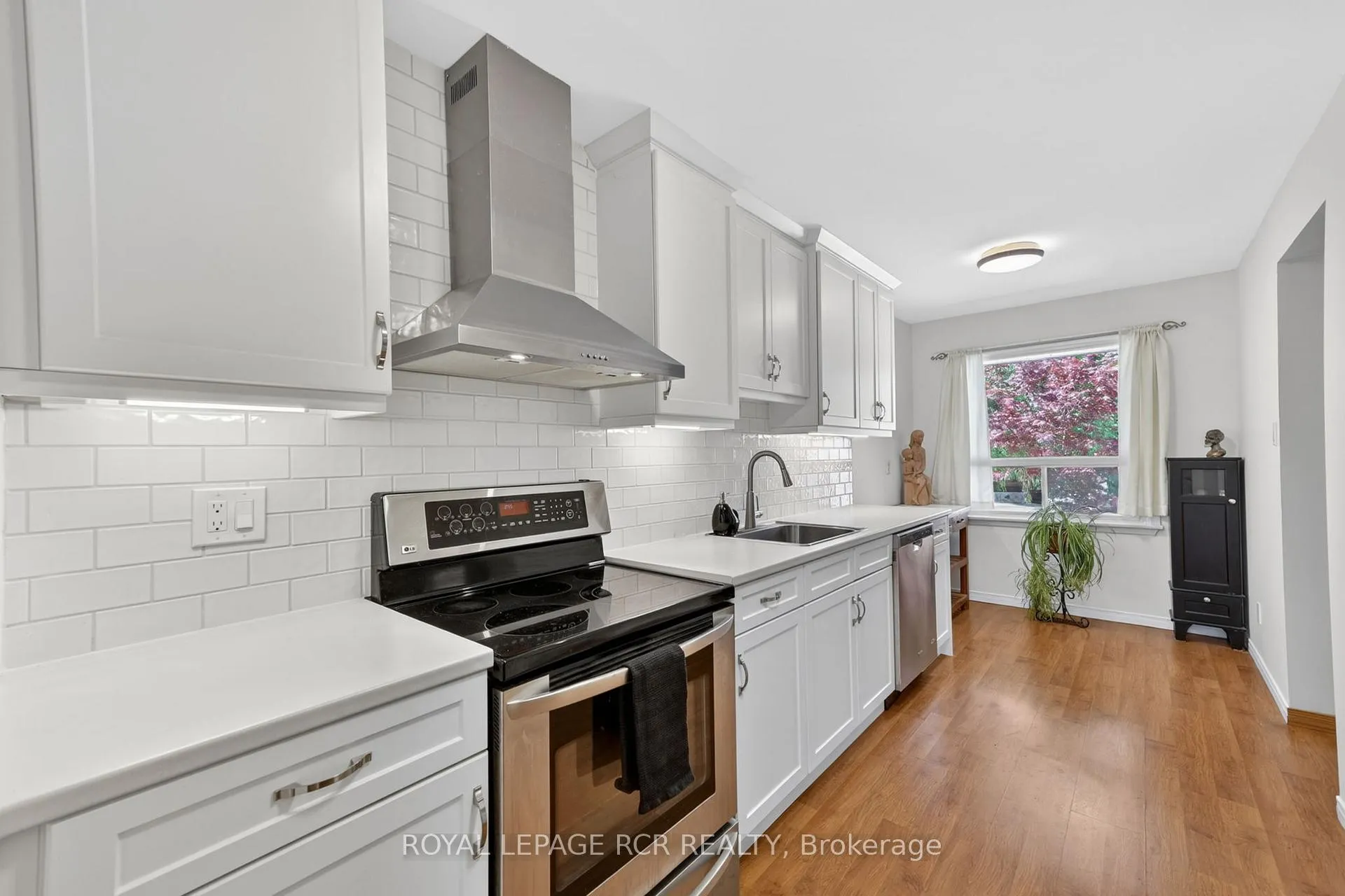 Photo 4 of 758 Beman Drive, Newmarket, Huron Heights-Leslie Valley — HOMEH