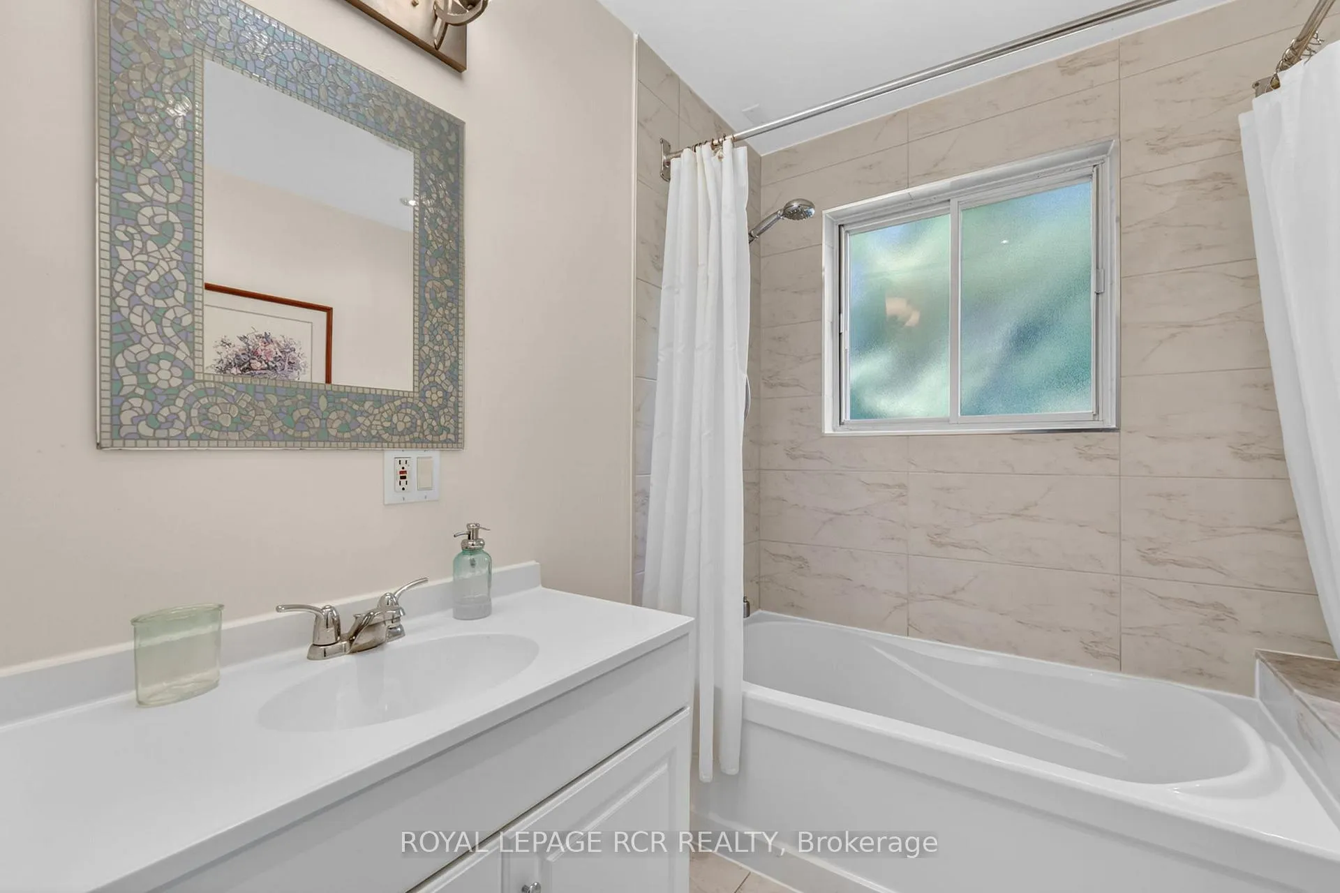 Photo 12 of 758 Beman Drive, Newmarket, Huron Heights-Leslie Valley — HOMEH