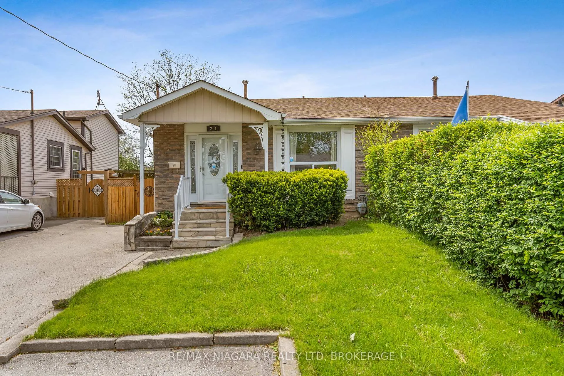 Photo 2 of 21 Allan Drive, St. Catharines, Fairview — HOMEH