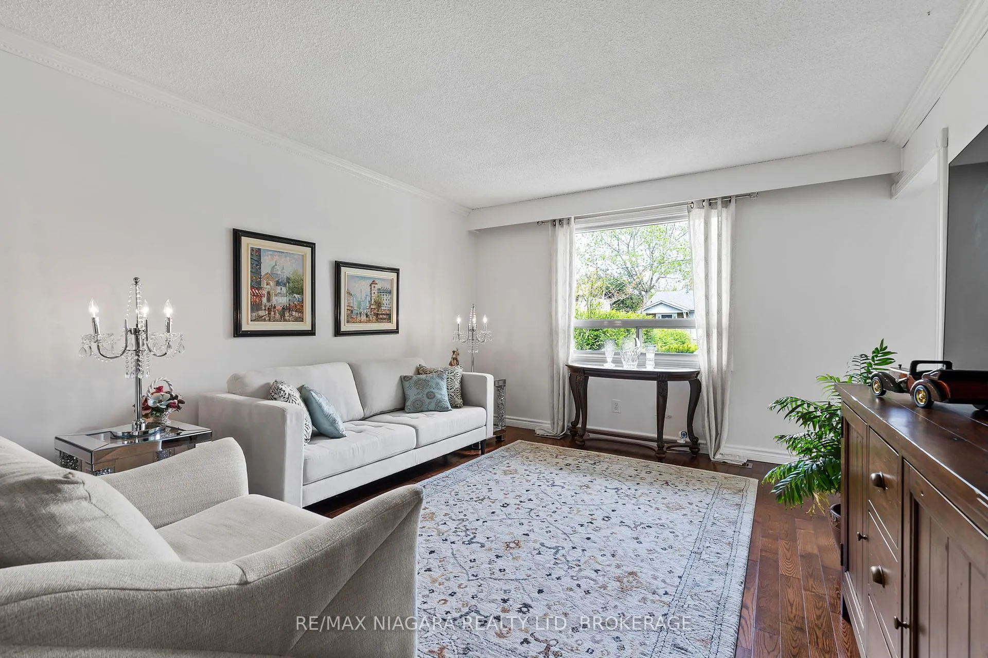 Photo 3 of 21 Allan Drive, St. Catharines, Fairview — HOMEH