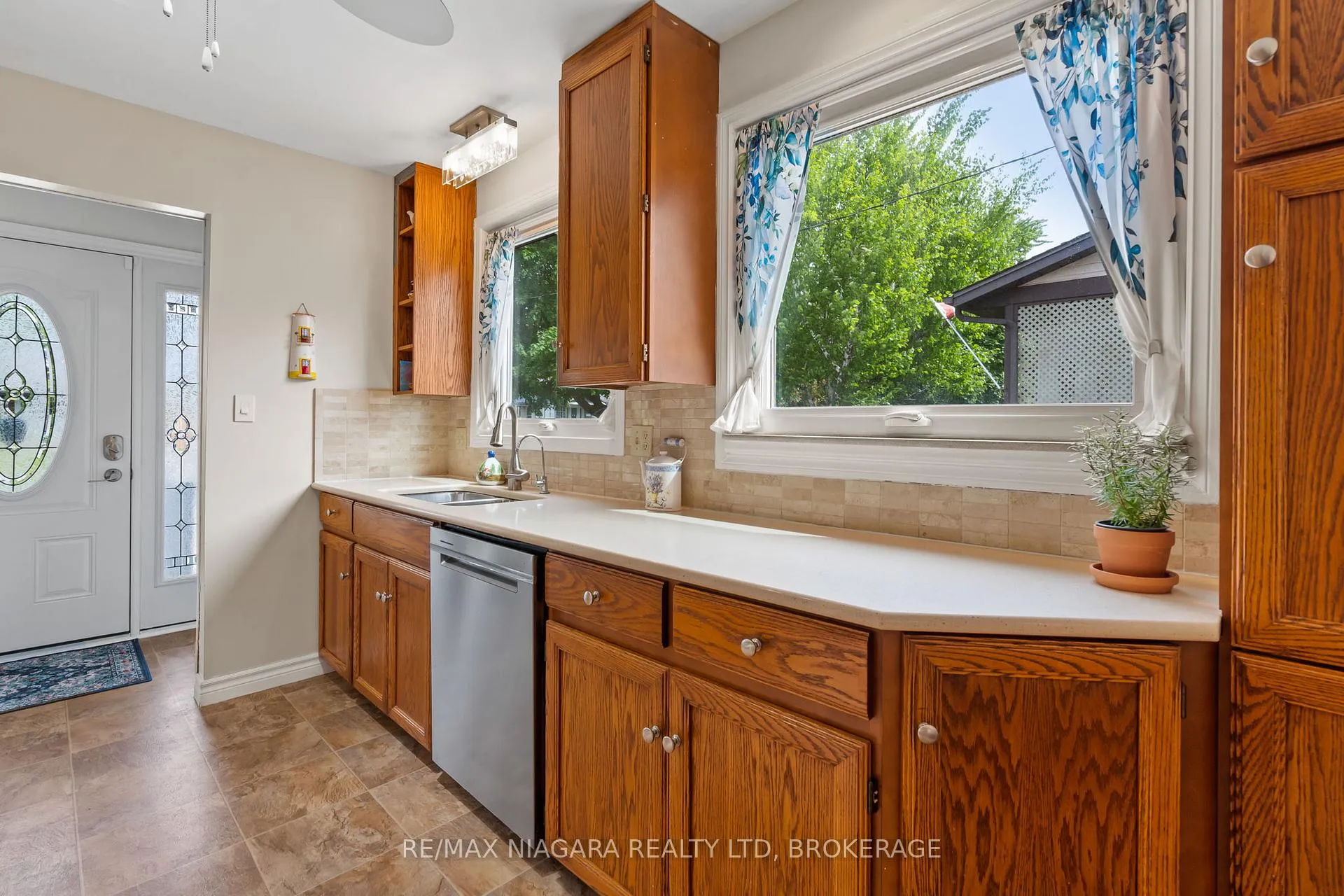 Photo 6 of 21 Allan Drive, St. Catharines, Fairview — HOMEH