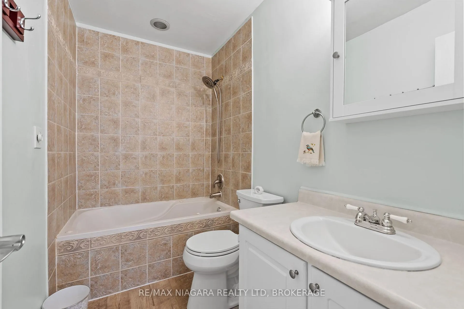 Photo 10 of 21 Allan Drive, St. Catharines, Fairview — HOMEH