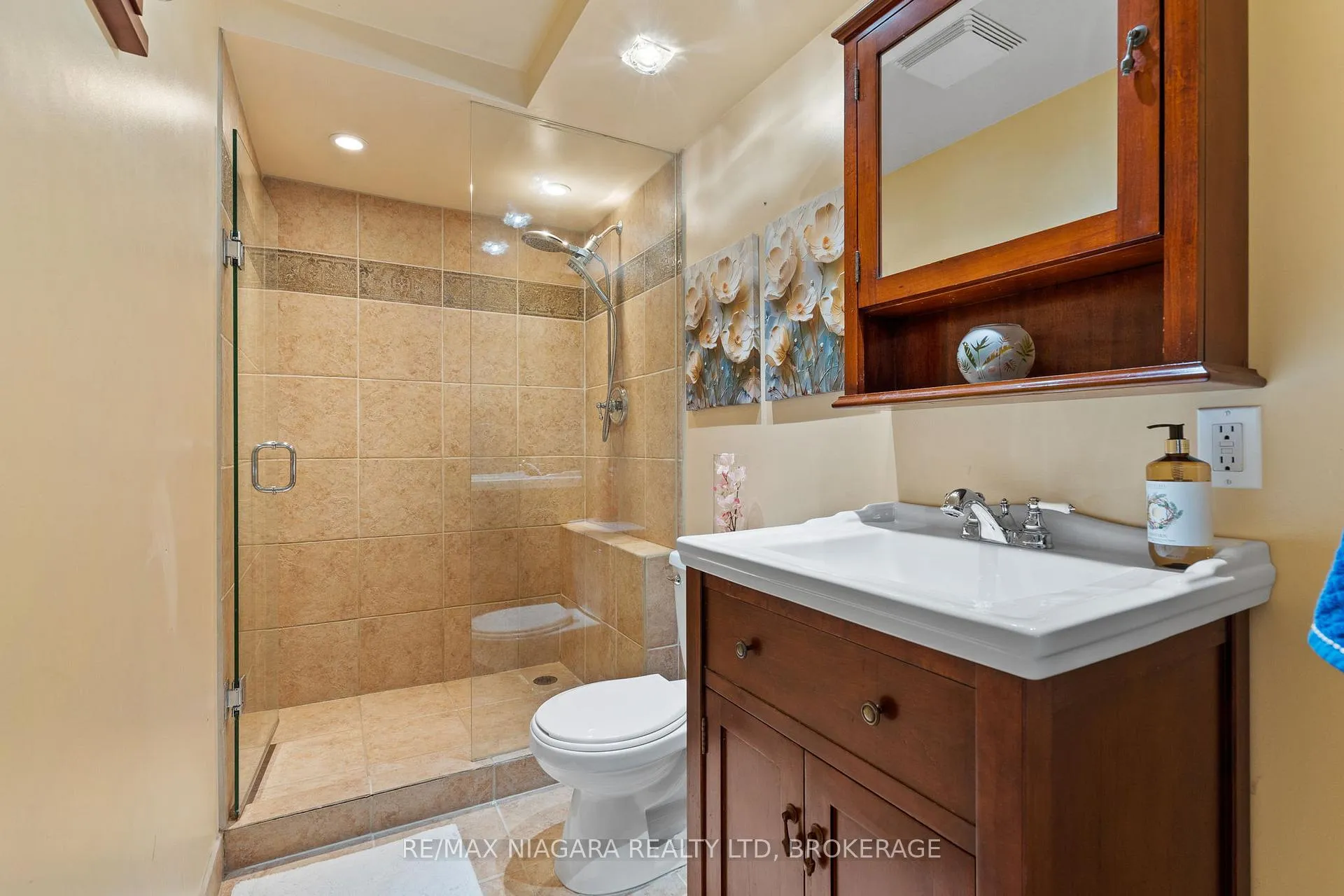 Photo 17 of 21 Allan Drive, St. Catharines, Fairview — HOMEH