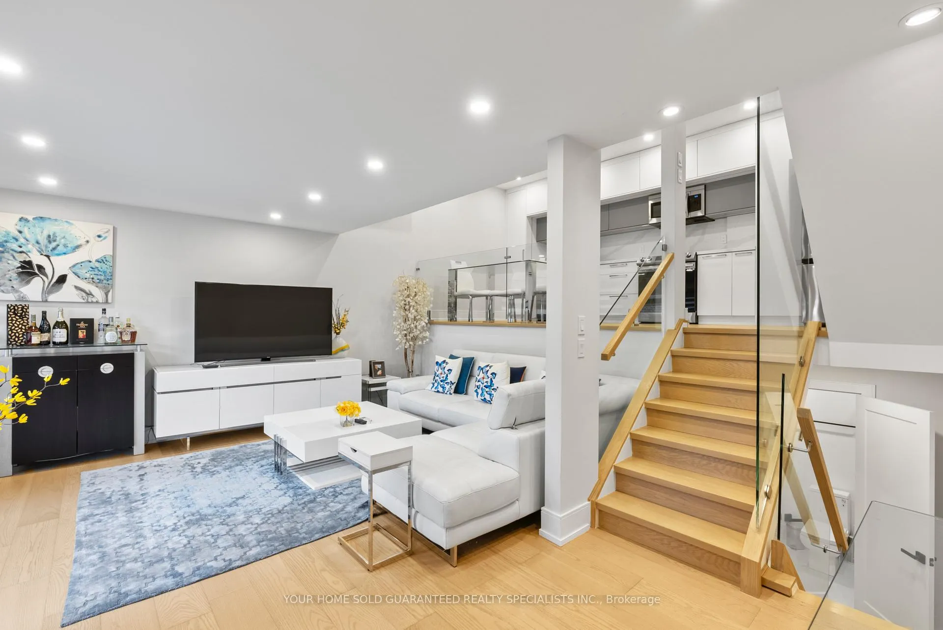 Photo 4 of Unit 52, 146 Milestone Crescent, Aurora, Aurora Village — HOMEH