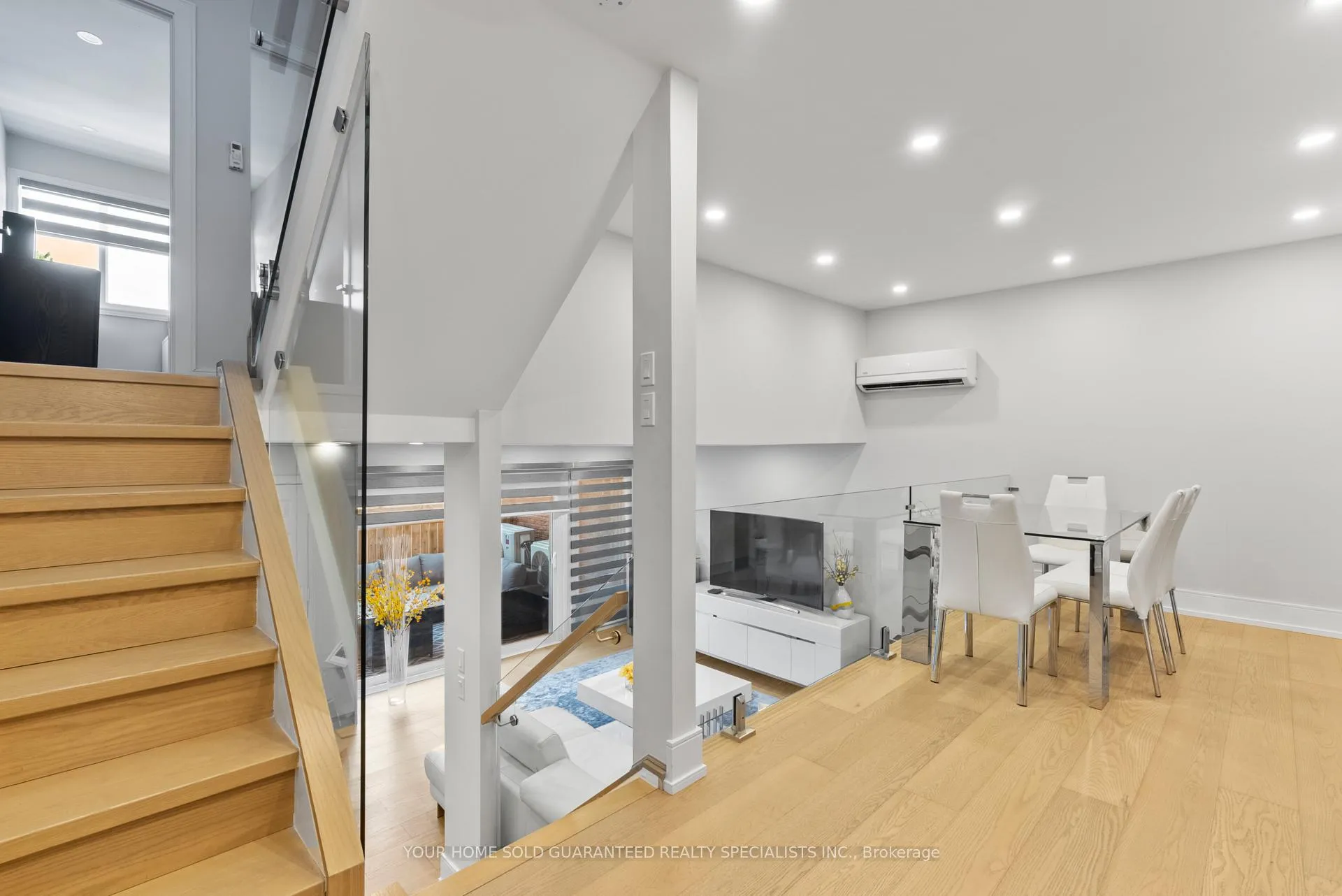 Photo 8 of Unit 52, 146 Milestone Crescent, Aurora, Aurora Village — HOMEH