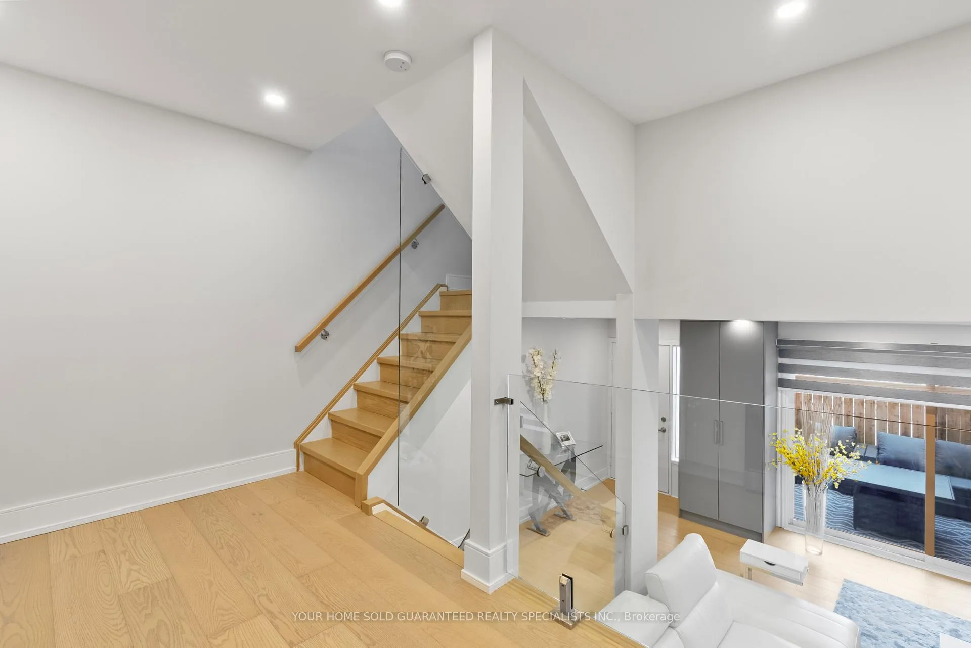 Photo 9 of Unit 52, 146 Milestone Crescent, Aurora, Aurora Village — HOMEH