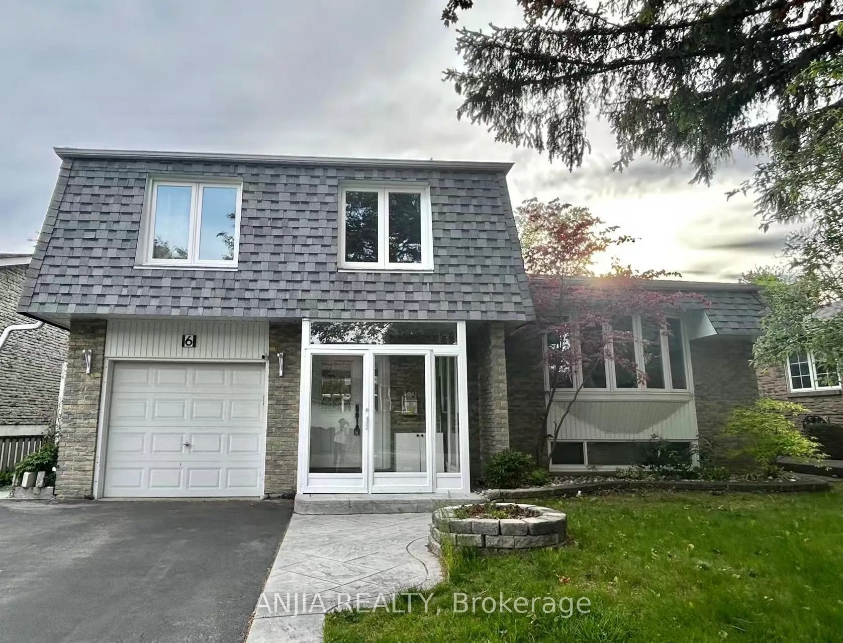 Front of 6 Summerfeldt Crescent W