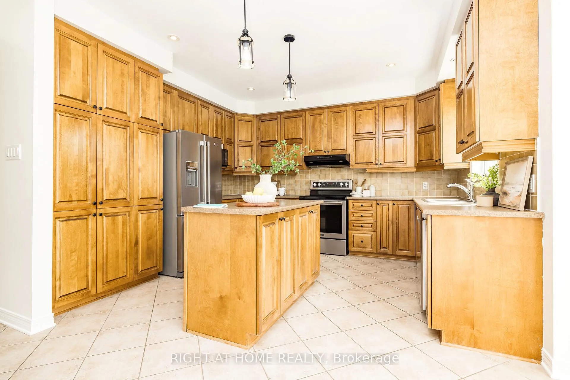 Photo 9 of 109 Coyote Crescent, Ottawa, Stittsville (South) — HOMEH