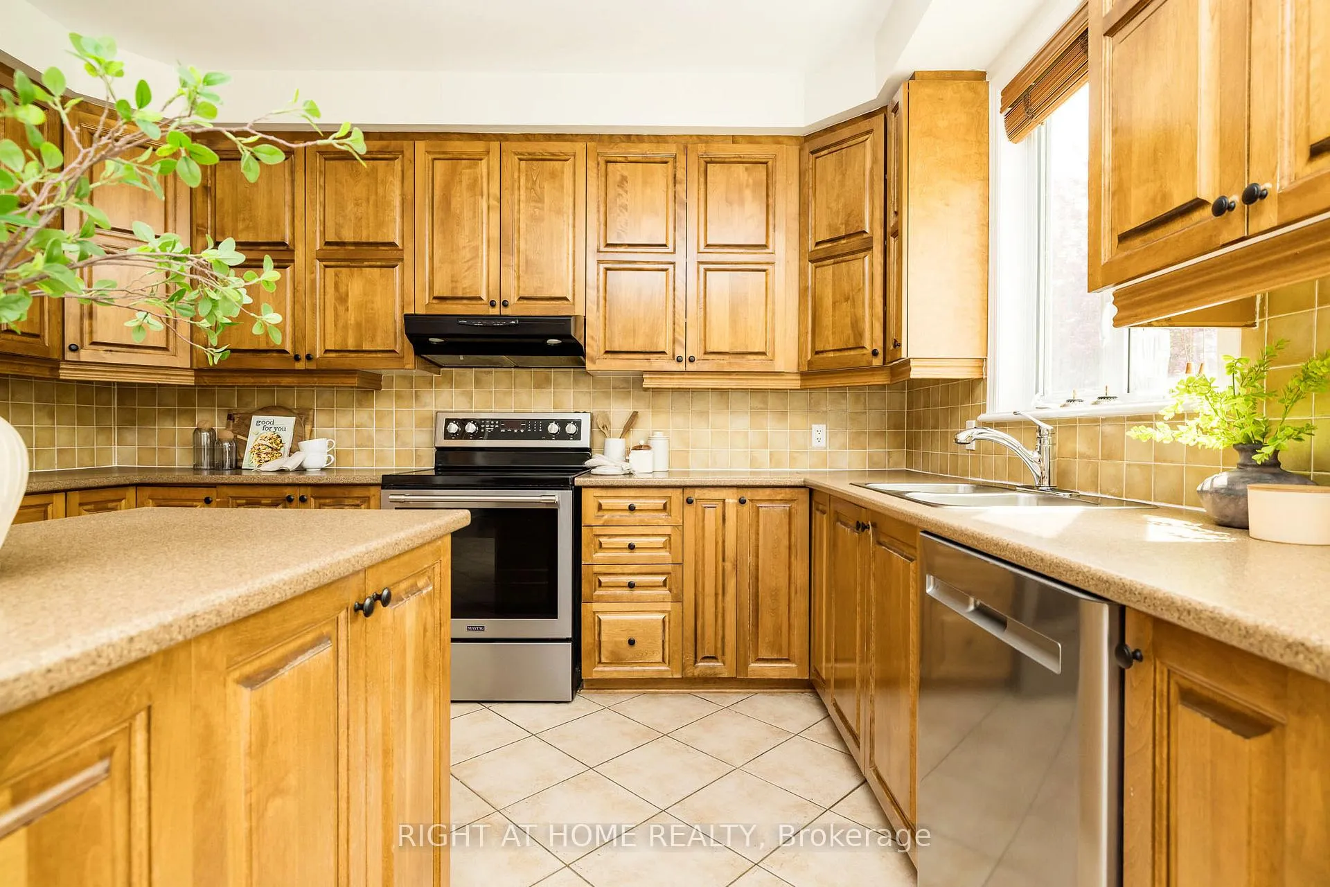 Photo 10 of 109 Coyote Crescent, Ottawa, Stittsville (South) — HOMEH