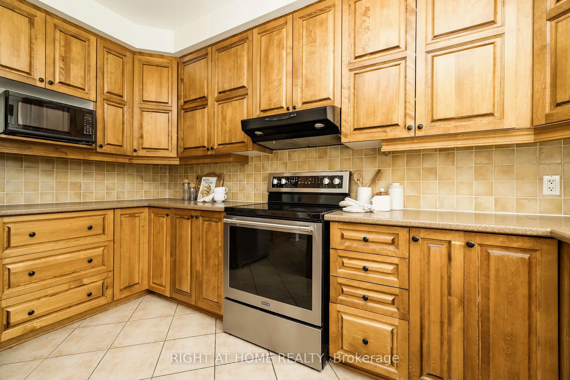 Photo 11 of 109 Coyote Crescent, Ottawa, Stittsville (South) — HOMEH