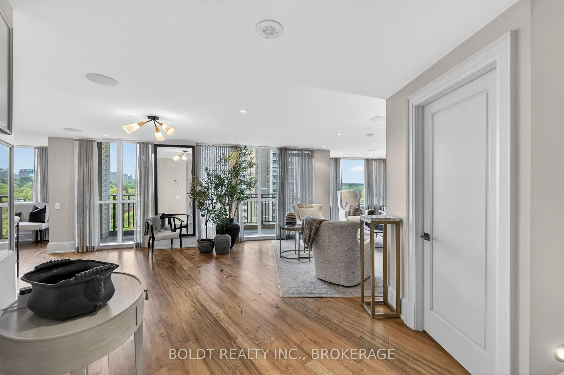 Photo 4 of Unit 702, 181 Davenport Road, Toronto, The Annex — HOMEH