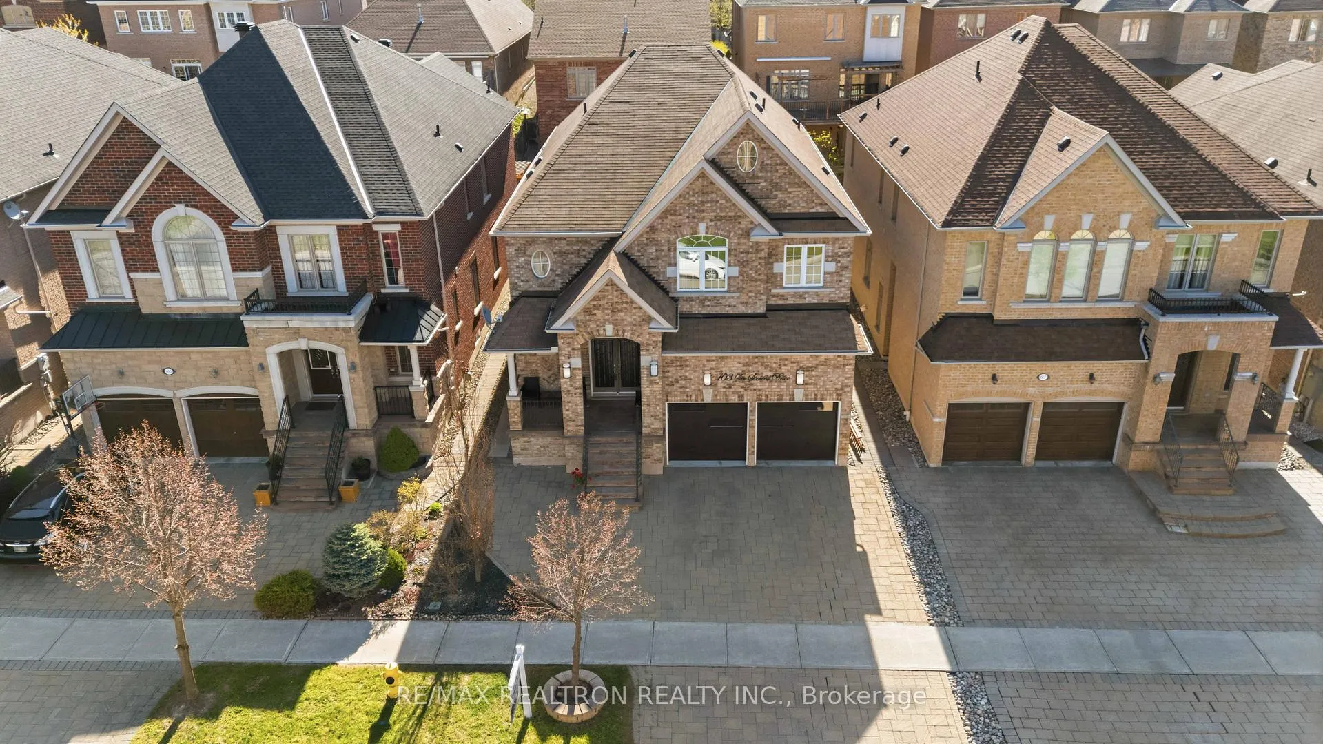 Photo 2 of 103 Sir Stevens Drive, Vaughan, Patterson — HOMEH