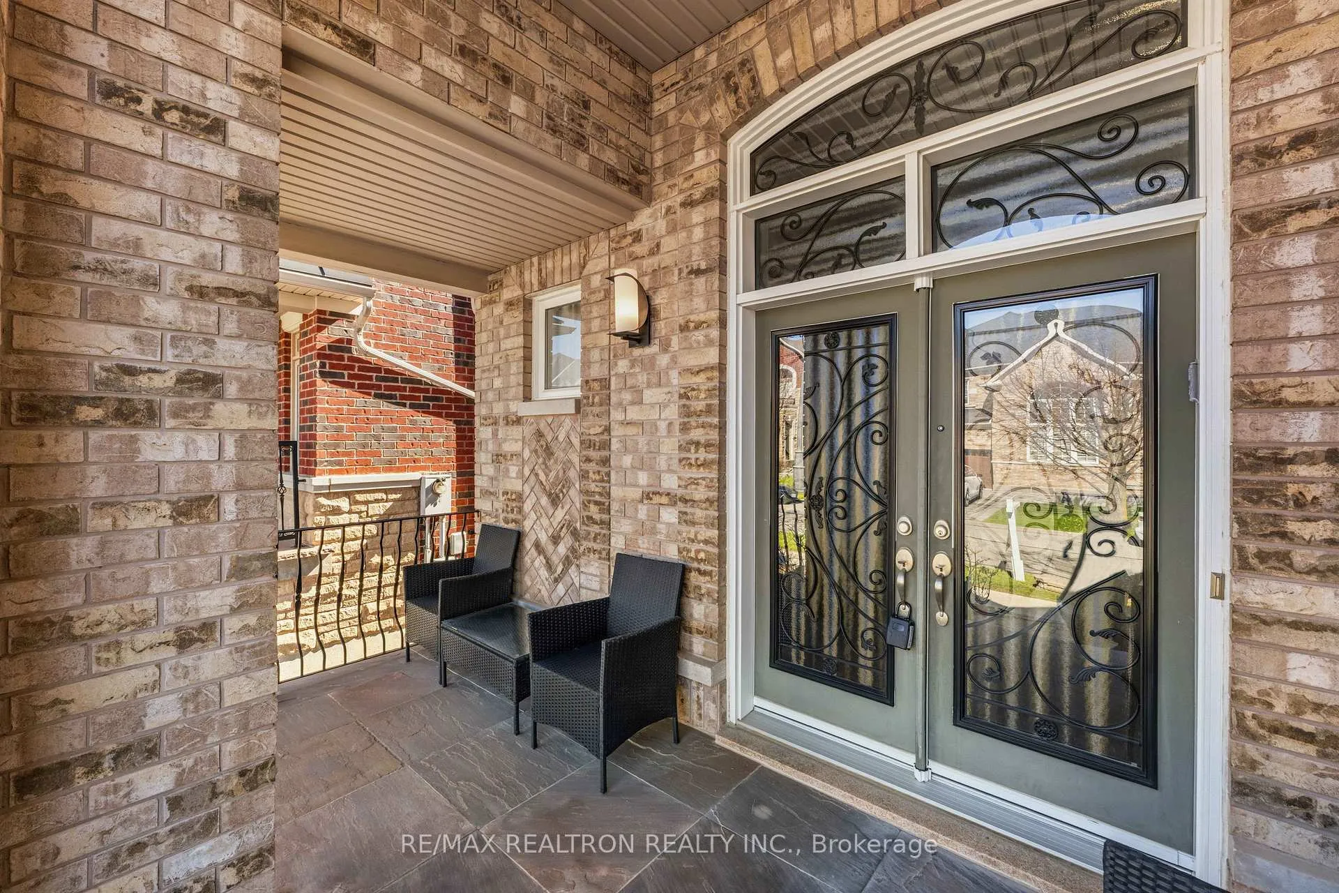 Photo 4 of 103 Sir Stevens Drive, Vaughan, Patterson — HOMEH