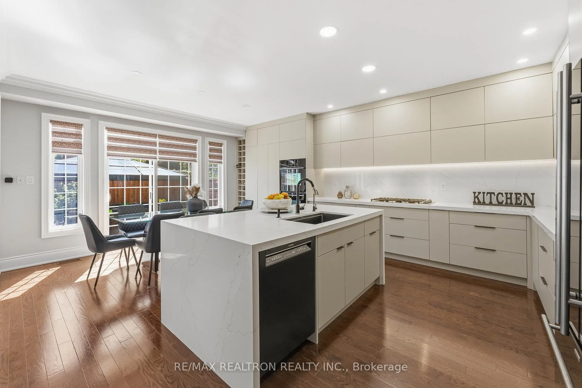 Photo 13 of 103 Sir Stevens Drive, Vaughan, Patterson — HOMEH