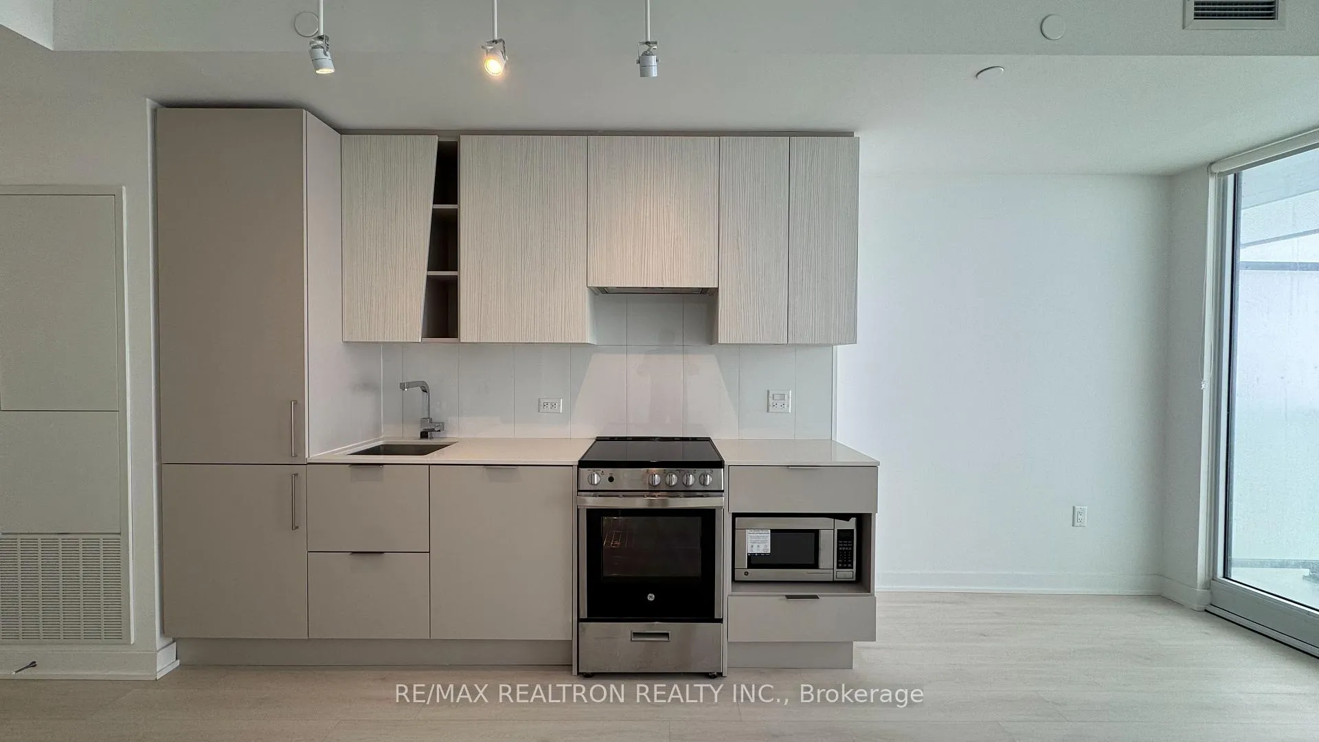 Photo 2 of Unit 4011, 3900 Confederation Parkway, Mississauga, City Centre — HOMEH