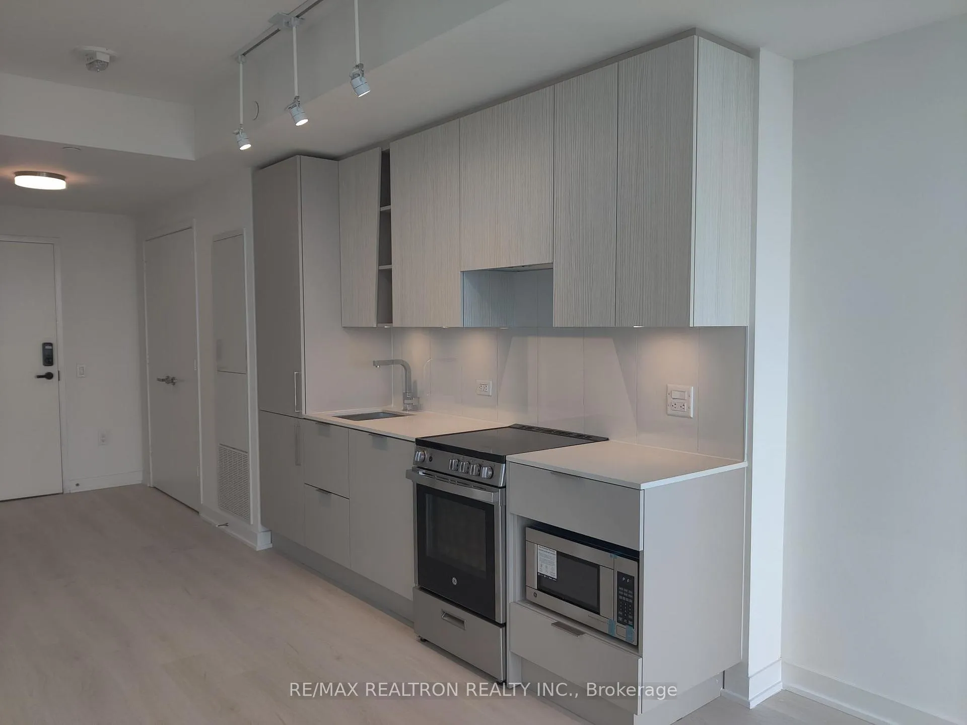 Photo 6 of Unit 4011, 3900 Confederation Parkway, Mississauga, City Centre — HOMEH