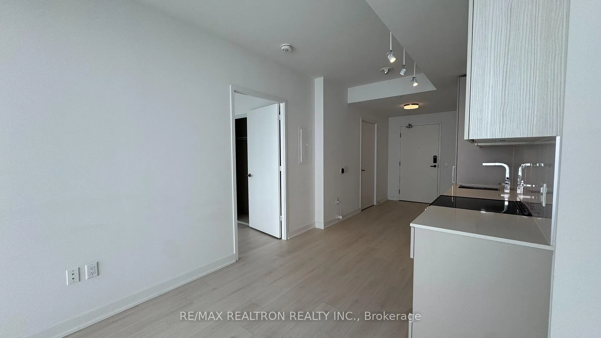 Photo 7 of Unit 4011, 3900 Confederation Parkway, Mississauga, City Centre — HOMEH
