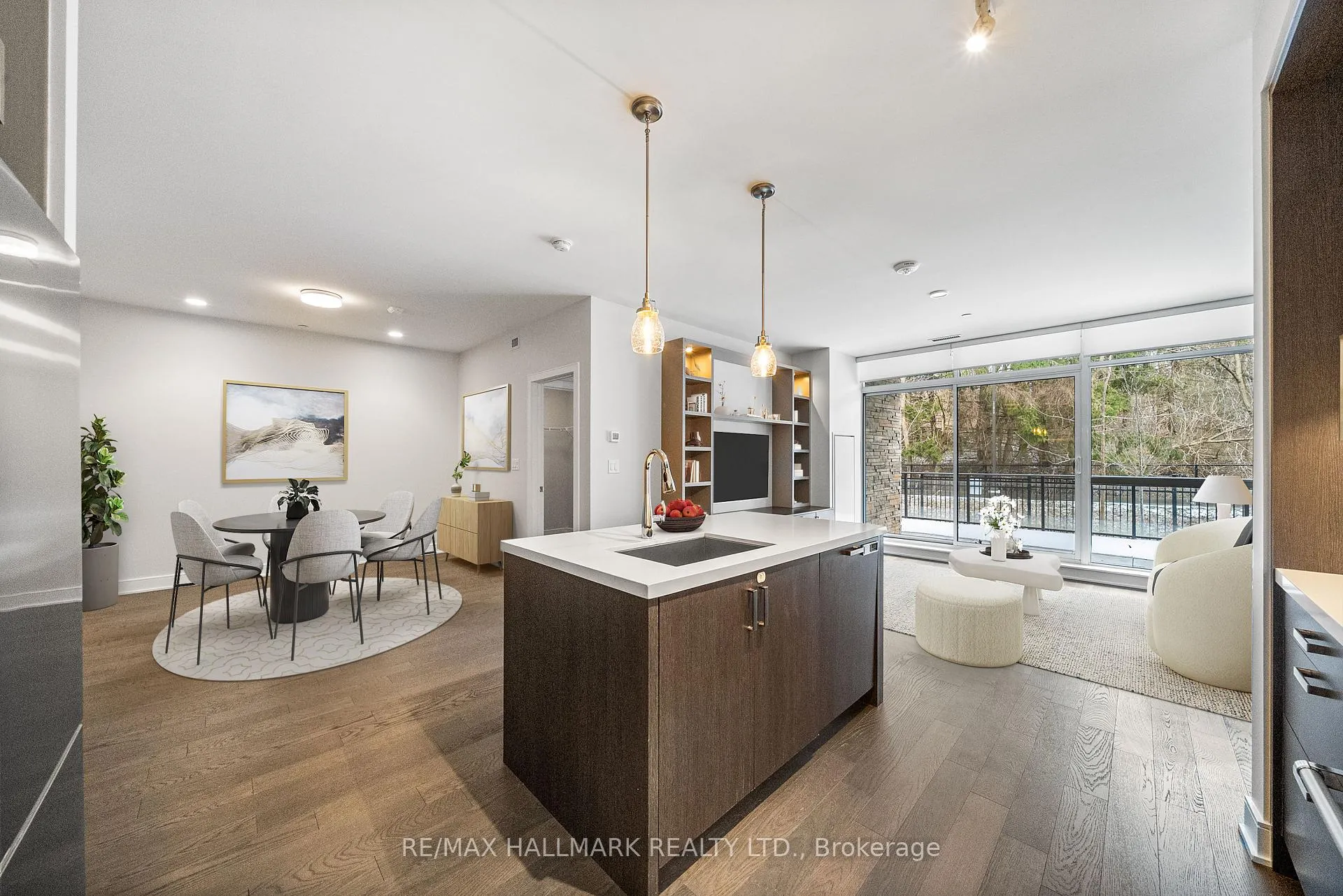 Front of Unit 111, 1575 Lakeshore Road W