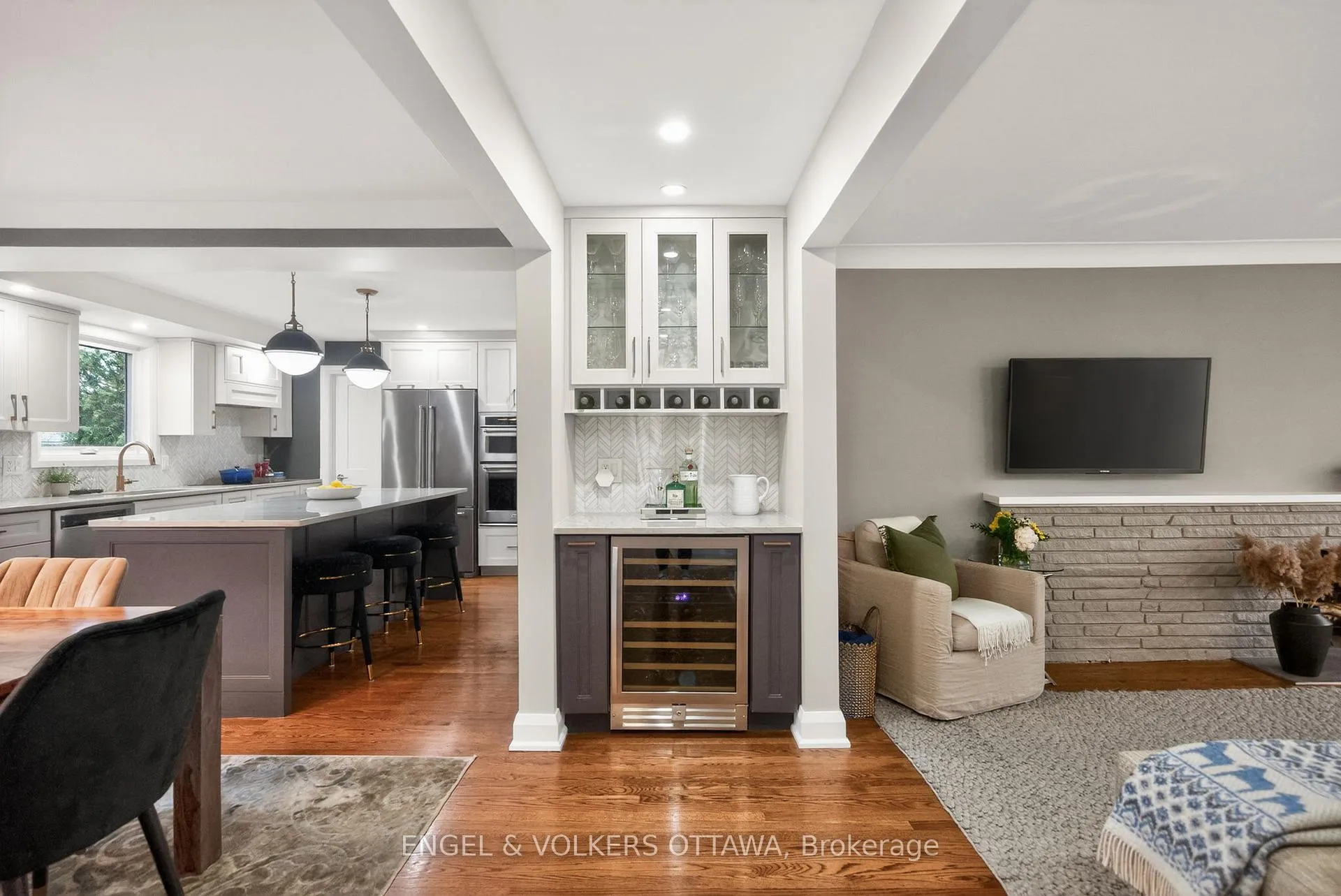 Photo 9 of 1530 Caton Street, Ottawa, Alta Vista/Faircrest Heights — HOMEH