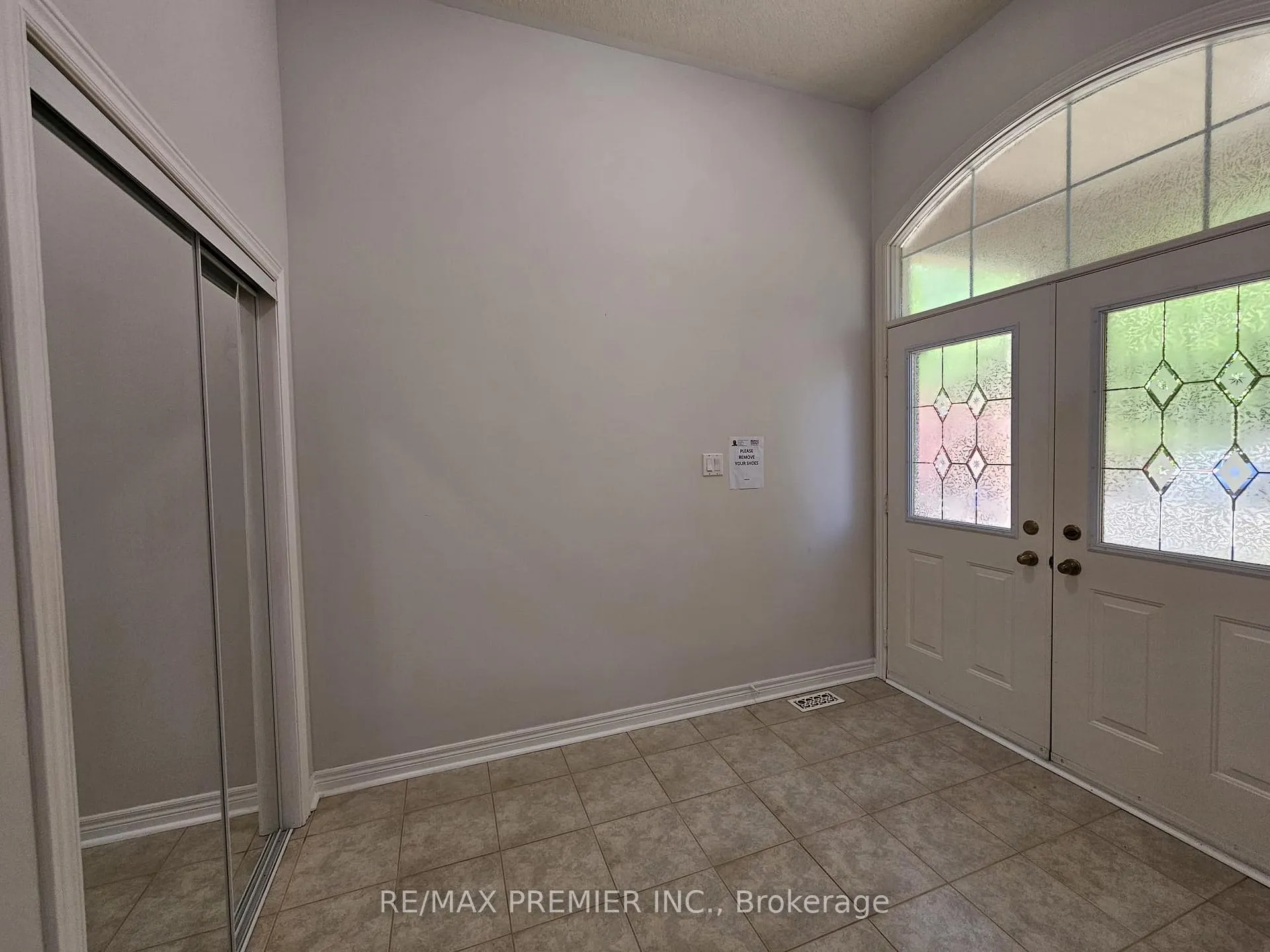 Photo 2 of 23 Amelynn Crescent, Vaughan, Sonoma Heights — HOMEH