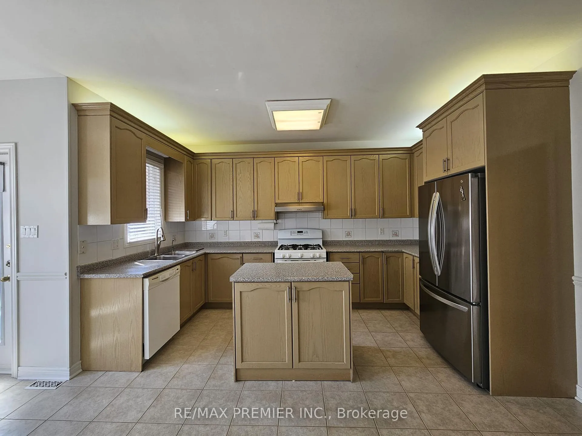 Photo 3 of 23 Amelynn Crescent, Vaughan, Sonoma Heights — HOMEH