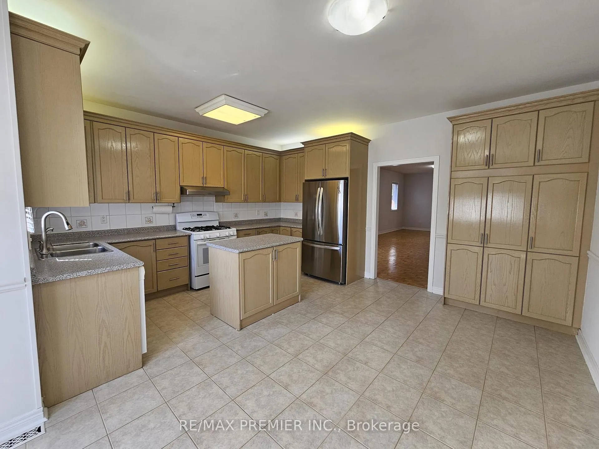 Photo 4 of 23 Amelynn Crescent, Vaughan, Sonoma Heights — HOMEH