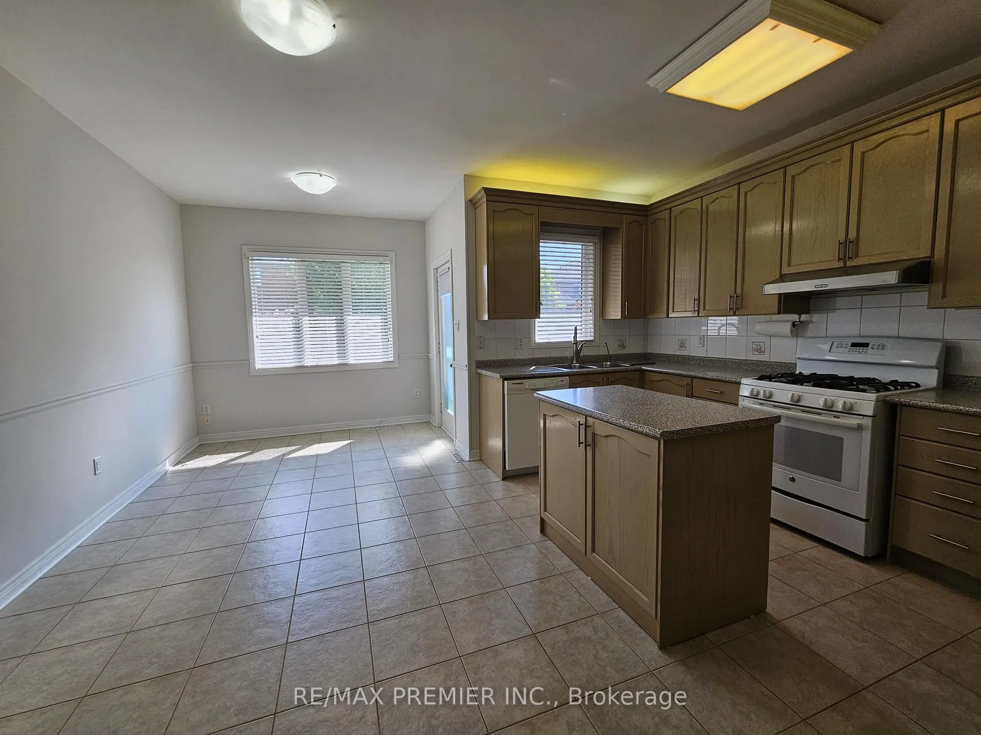 Photo 5 of 23 Amelynn Crescent, Vaughan, Sonoma Heights — HOMEH