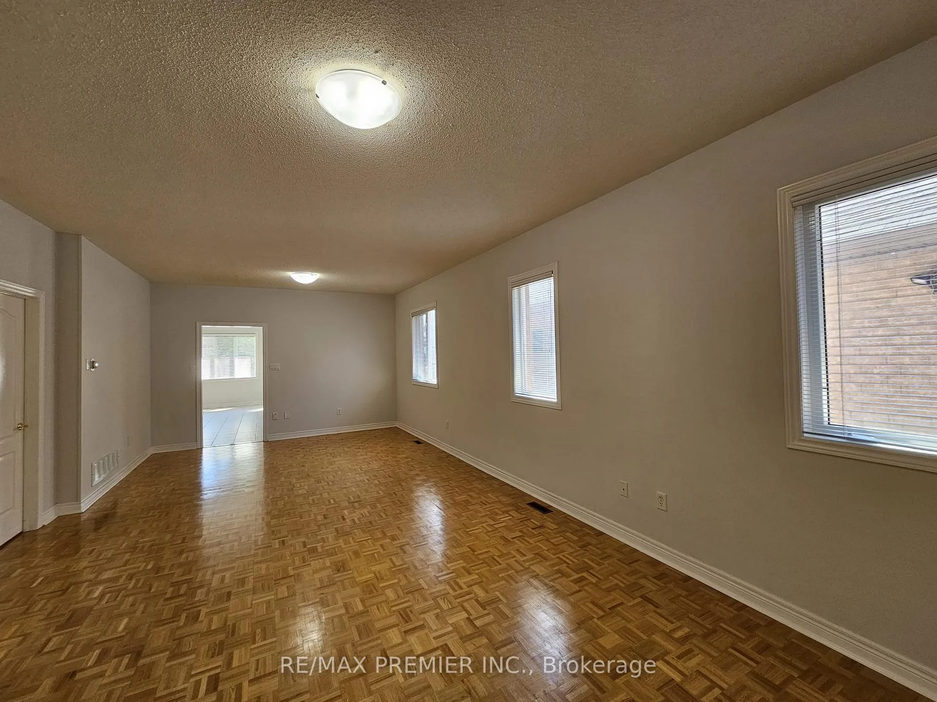 Photo 7 of 23 Amelynn Crescent, Vaughan, Sonoma Heights — HOMEH