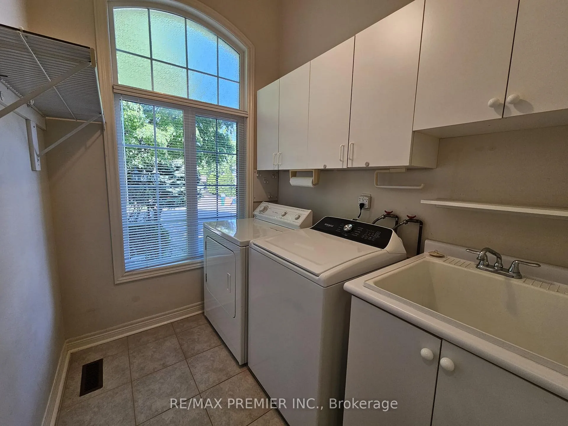 Photo 8 of 23 Amelynn Crescent, Vaughan, Sonoma Heights — HOMEH
