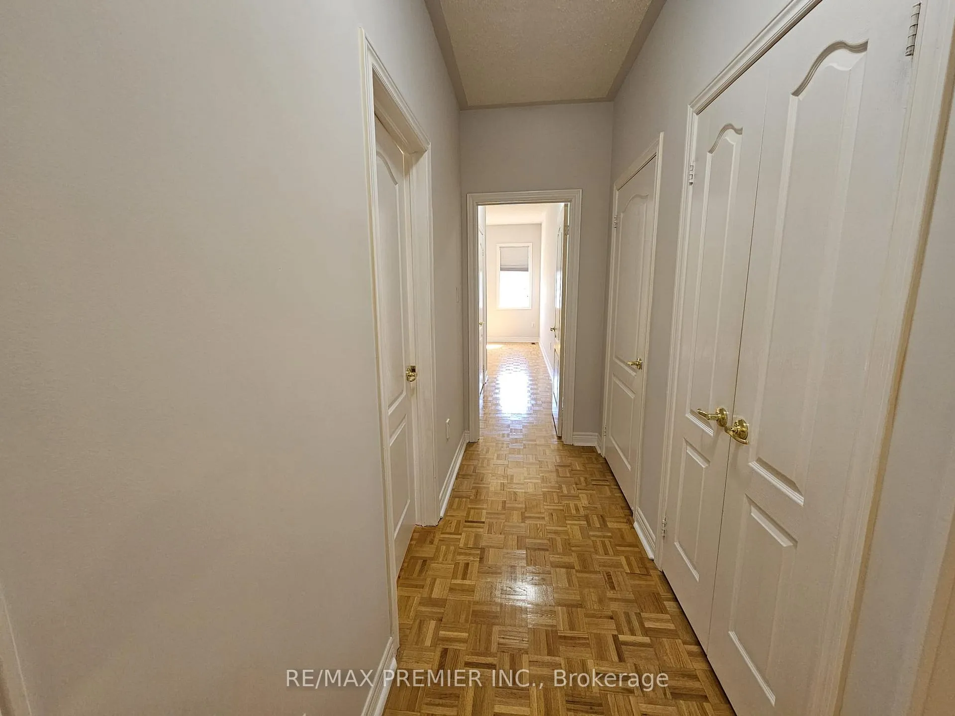 Photo 9 of 23 Amelynn Crescent, Vaughan, Sonoma Heights — HOMEH