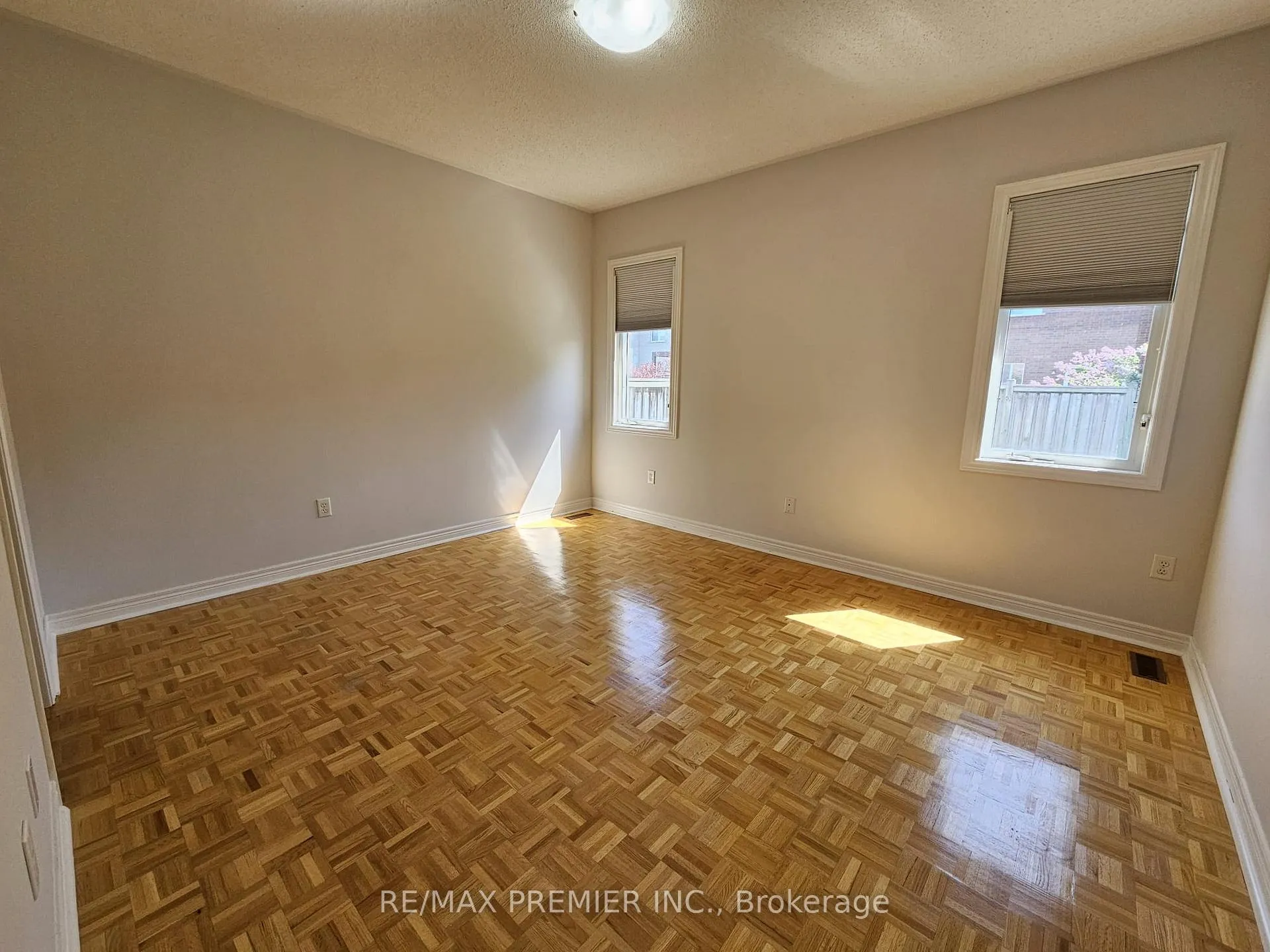 Photo 10 of 23 Amelynn Crescent, Vaughan, Sonoma Heights — HOMEH