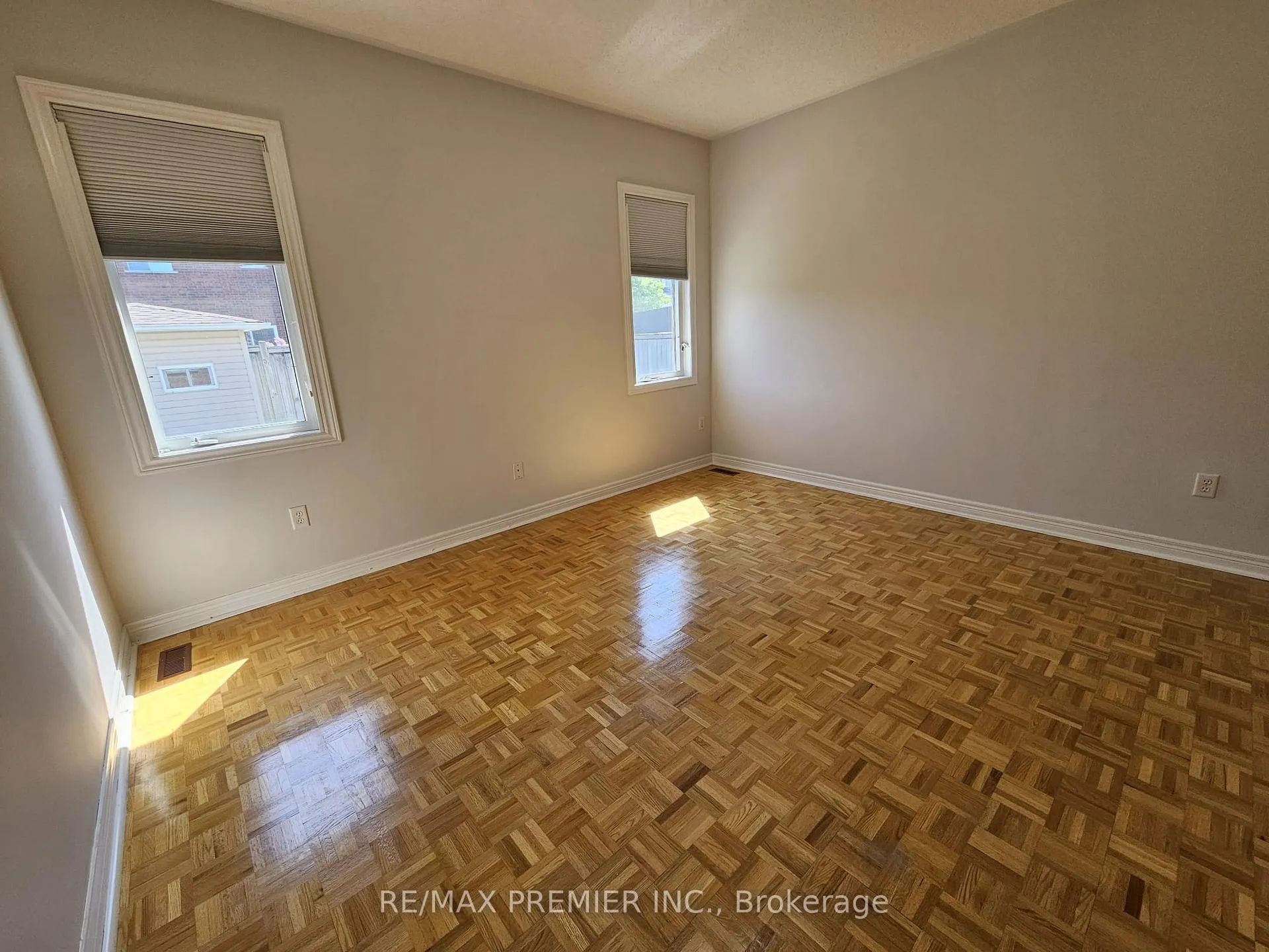 Photo 11 of 23 Amelynn Crescent, Vaughan, Sonoma Heights — HOMEH