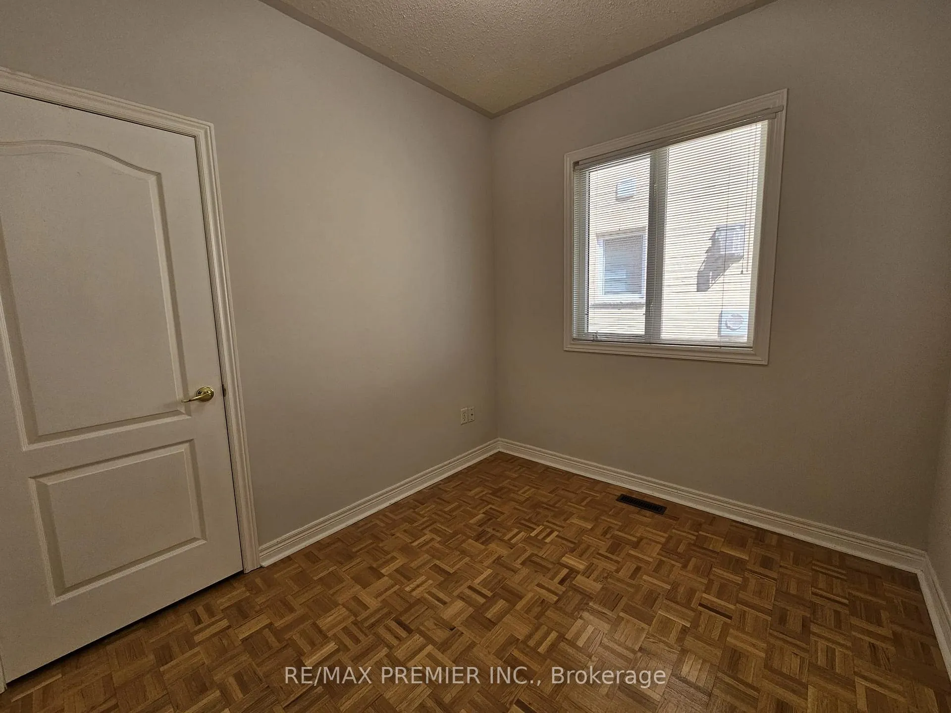 Photo 14 of 23 Amelynn Crescent, Vaughan, Sonoma Heights — HOMEH