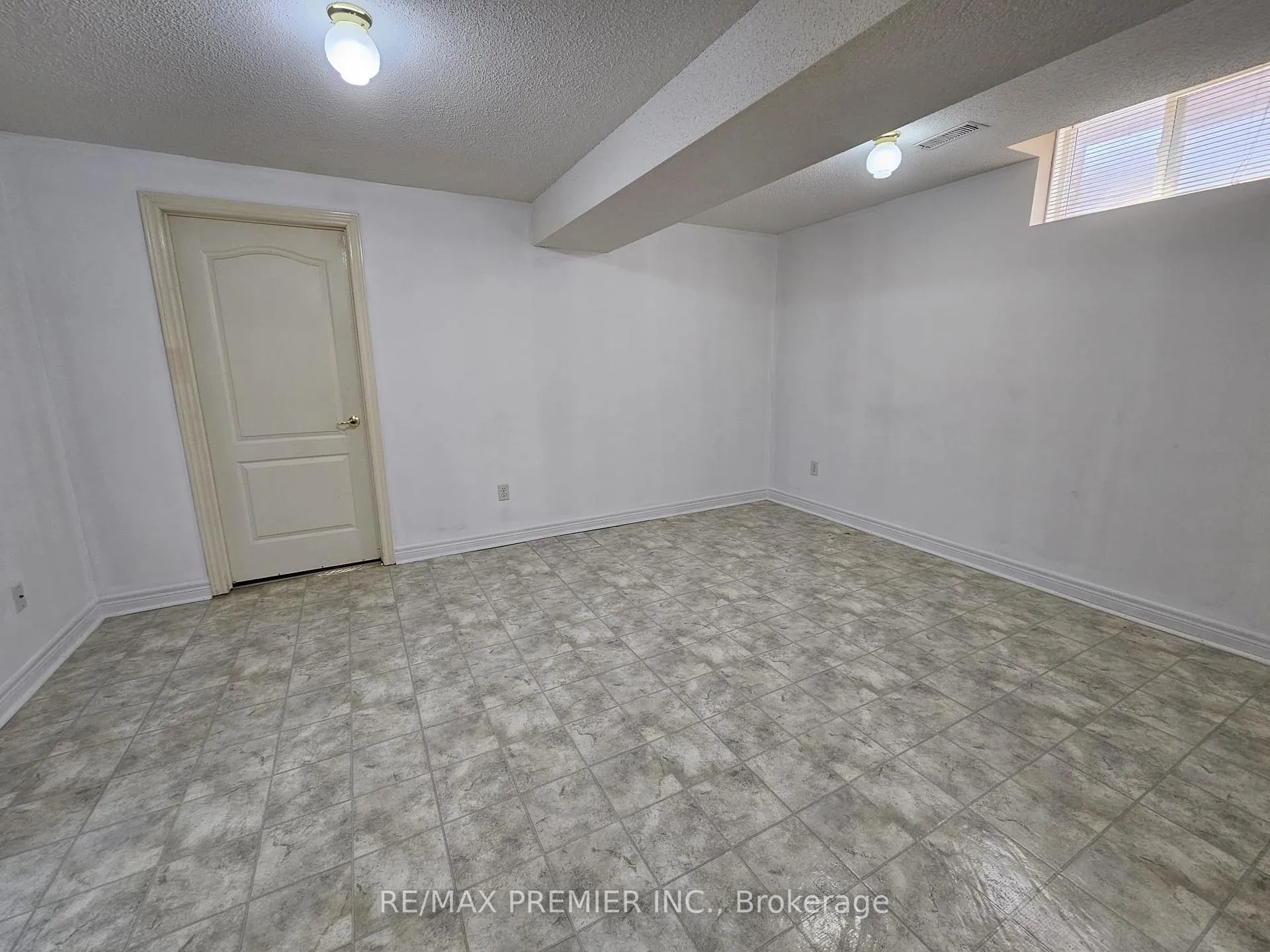 Photo 17 of 23 Amelynn Crescent, Vaughan, Sonoma Heights — HOMEH