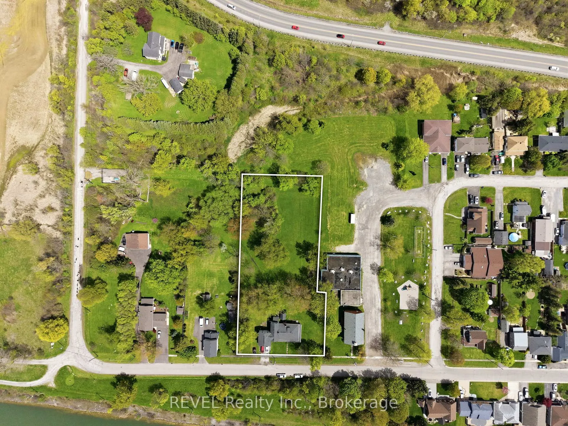 Photo 26 of 2376 Centre Street, Thorold, Allanburg/Thorold South — HOMEH