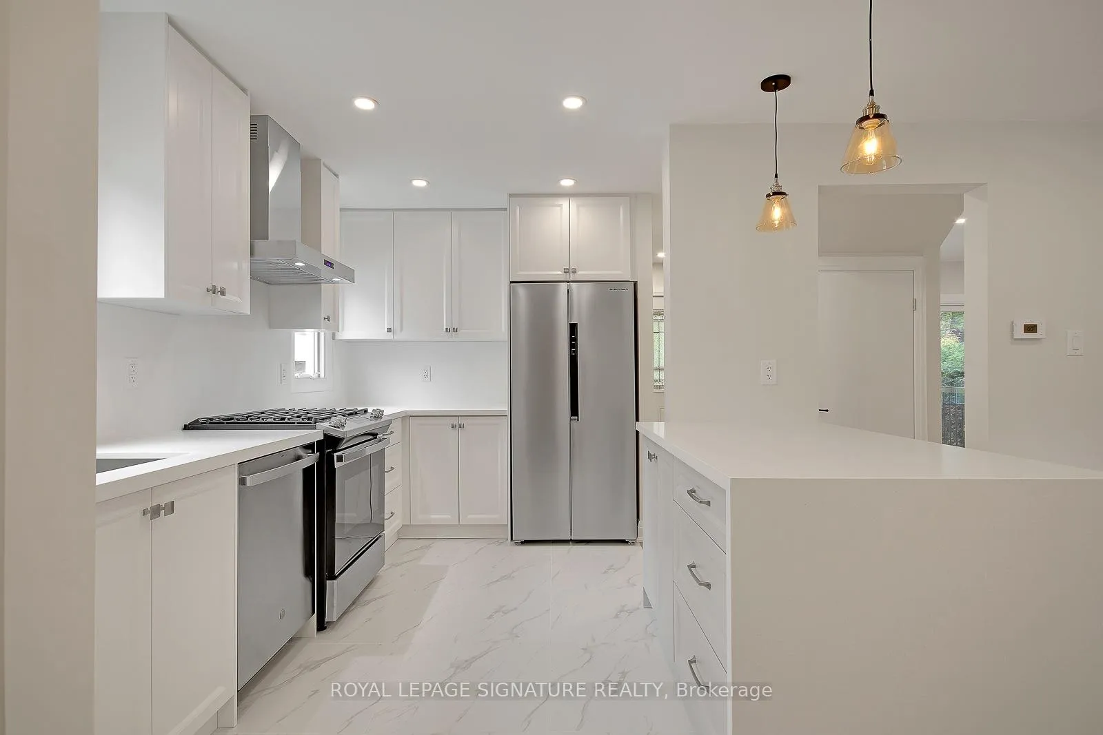 Photo 2 of 17 Uno Drive, Etobicoke, Stonegate-Queensway — HOMEH