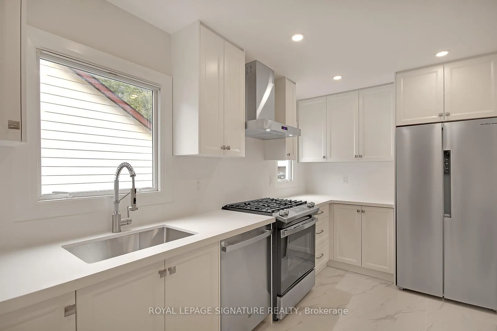 Photo 3 of 17 Uno Drive, Etobicoke, Stonegate-Queensway — HOMEH